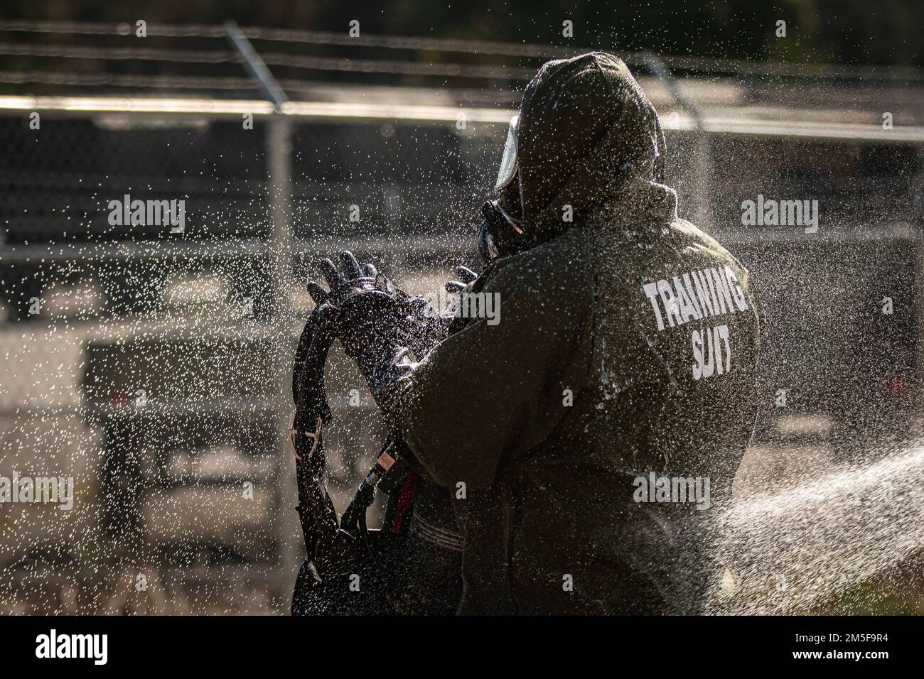 US-Soldaten mit 1. Squadron, 303. Kavallerieregiment, 96. Truppenkommando, Washington National Guard, führen Dekontaminationsverfahren während eines chemischen, biologischen, radiologischen und nuklearen First-Responder-Kurses auf Lager Murray, Washington, 10. März 2022 durch. Der Kurs erzwang die Fähigkeiten, die für die Reaktion auf einen großen CBRN-Unfall/Zwischenfall erforderlich waren, als Teil der Heimatschutztruppe von 10.. Die HRF 10. ist eine auf Regionen ausgerichtete, mehrkomponentige Einheit, die aus Mitgliedern des Truppenkommandos von 96. und des Lufttankflügels von 141. besteht, die auf natürliche, von Menschen gemachte oder Terror reagiert Stockfoto
