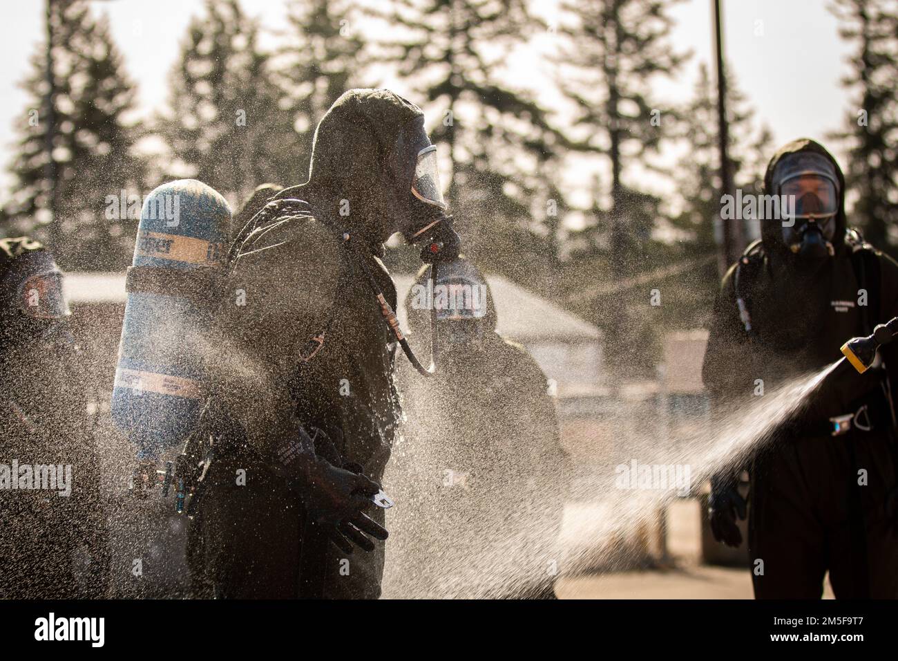 US-Soldaten mit 1. Squadron, 303. Kavallerieregiment, 96. Truppenkommando, Washington National Guard, führen Dekontaminationsverfahren während eines chemischen, biologischen, radiologischen und nuklearen First-Responder-Kurses auf Lager Murray, Washington, 10. März 2022 durch. Der Kurs erzwang die Fähigkeiten, die für die Reaktion auf einen großen CBRN-Unfall/Zwischenfall erforderlich waren, als Teil der Heimatschutztruppe von 10.. Die HRF 10. ist eine auf Regionen ausgerichtete, mehrkomponentige Einheit, die aus Mitgliedern des Truppenkommandos von 96. und des Lufttankflügels von 141. besteht, die auf natürliche, von Menschen gemachte oder Terror reagiert Stockfoto