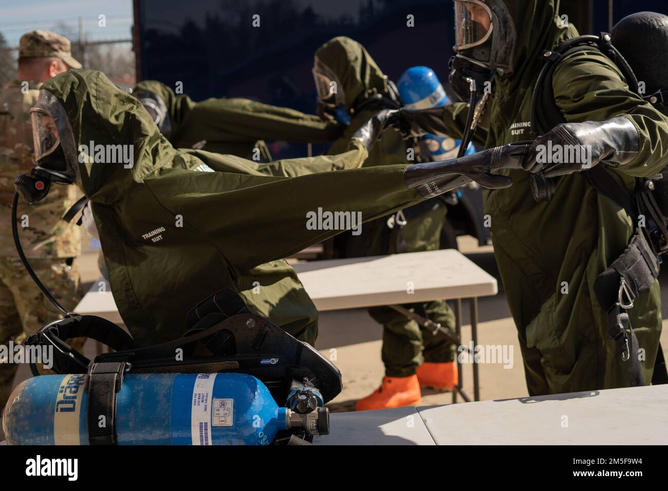 US-Soldaten mit 1. Squadron, 303. Kavallerieregiment, 96. Truppenkommando, Washington National Guard, führen Dekontaminationsverfahren während eines chemischen, biologischen, radiologischen und nuklearen First-Responder-Kurses auf Lager Murray, Washington, 10. März 2022 durch. Der Kurs erzwang die Fähigkeiten, die für die Reaktion auf einen großen CBRN-Unfall/Zwischenfall erforderlich waren, als Teil der Heimatschutztruppe von 10.. Die HRF 10. ist eine auf Regionen ausgerichtete, mehrkomponentige Einheit, die aus Mitgliedern des Truppenkommandos von 96. und des Lufttankflügels von 141. besteht, die auf natürliche, von Menschen gemachte oder Terror reagiert Stockfoto