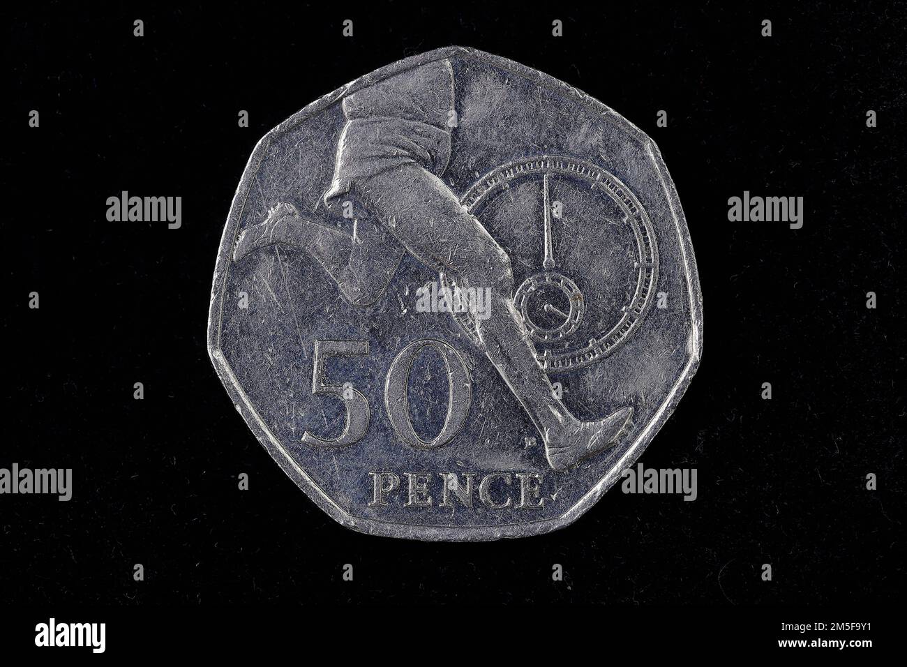 Eine 50p-Euro-Gedenkmünze zur Feier des Medizinstudenten Roger Bannister, der am 6. Mai 1954 die 4-Minuten-Meile brach Stockfoto