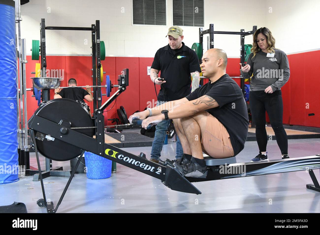 Mitglieder des Fort Drum „bessere Chancen für Einzelsoldaten“ haben sich mit den Mitarbeitern der Atkins Functional Fitness Facility zusammengetan, um die BOSS Invade Atkins Challenge zu veranstalten. Auf dem funktionalen Fitnesstraining wurde das Alpha Warrior Battle Rig vorgestellt, wo 10. Soldaten der Mountain Division (LI) ihre Kraft, Beweglichkeit und Ausdauer auf einer Reihe von Hindernissen getestet haben. Staff Sgt. Tony Celestino, bei D-Kompanie, 2. Bataillon, 14. Infanterie-Regiment, 2. Brigaden-Kampfteam, verzeichnete die schnellste Zeit auf dem Kurs mit 3 Minuten und 47 Sekunden. SPC. Andy Davila, mit 4. Bataillon, 31. Infanterie-Regiment, 2BCT Stockfoto