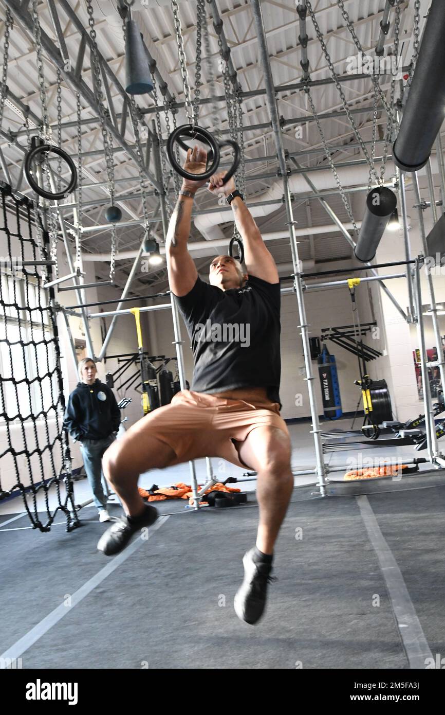 Mitglieder des Fort Drum „bessere Chancen für Einzelsoldaten“ haben sich mit den Mitarbeitern der Atkins Functional Fitness Facility zusammengetan, um die BOSS Invade Atkins Challenge zu veranstalten. Auf dem funktionalen Fitnesstraining wurde das Alpha Warrior Battle Rig vorgestellt, wo 10. Soldaten der Mountain Division (LI) ihre Kraft, Beweglichkeit und Ausdauer auf einer Reihe von Hindernissen getestet haben. Staff Sgt. Tony Celestino, bei D-Kompanie, 2. Bataillon, 14. Infanterie-Regiment, 2. Brigaden-Kampfteam, verzeichnete die schnellste Zeit auf dem Kurs mit 3 Minuten und 47 Sekunden. SPC. Andy Davila, mit 4. Bataillon, 31. Infanterie-Regiment, 2BCT Stockfoto