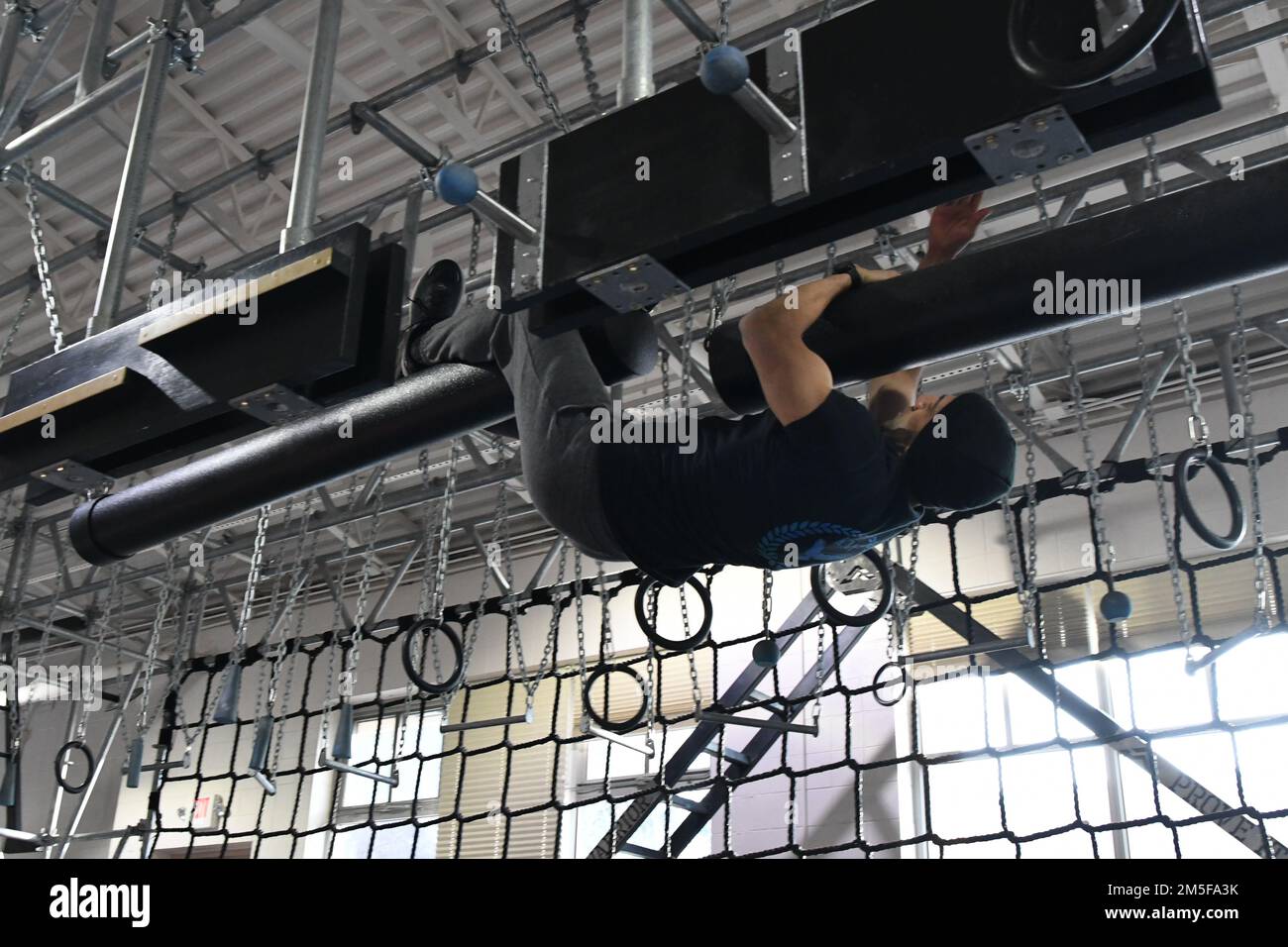 Mitglieder des Fort Drum „bessere Chancen für Einzelsoldaten“ haben sich mit den Mitarbeitern der Atkins Functional Fitness Facility zusammengetan, um die BOSS Invade Atkins Challenge zu veranstalten. Auf dem funktionalen Fitnesstraining wurde das Alpha Warrior Battle Rig vorgestellt, wo 10. Soldaten der Mountain Division (LI) ihre Kraft, Beweglichkeit und Ausdauer auf einer Reihe von Hindernissen getestet haben. Staff Sgt. Tony Celestino, bei D-Kompanie, 2. Bataillon, 14. Infanterie-Regiment, 2. Brigaden-Kampfteam, verzeichnete die schnellste Zeit auf dem Kurs mit 3 Minuten und 47 Sekunden. SPC. Andy Davila, mit 4. Bataillon, 31. Infanterie-Regiment, 2BCT Stockfoto