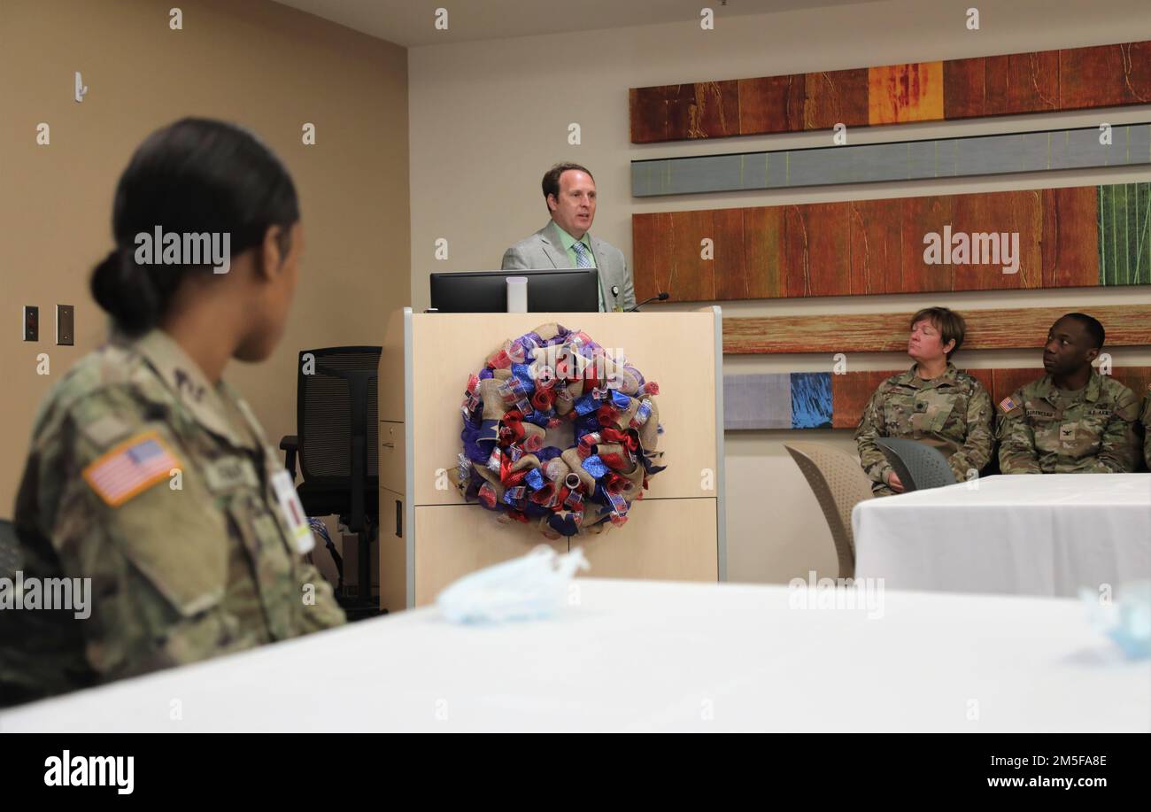 Matthew Crumpton, Emergency Preparedness Manager des Northeast Georgia Health System, spricht mit der Georgia National Guard am 11. März 2022 in Gainesville, Georgia. Die NGHS-Führung hat die Guardsmen zu einem Mittagessen eingeladen, um ihre Unterstützung des Krankenhauses als Reaktion auf COVID-19 zu würdigen. Stockfoto