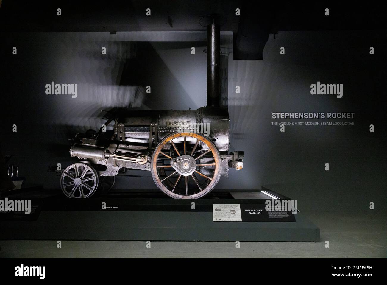 Stephenson's Rocket, die originale und weltweit erste moderne Dampflokomotive, die im National Railway Museum in York, England, ausgestellt wird. Stockfoto