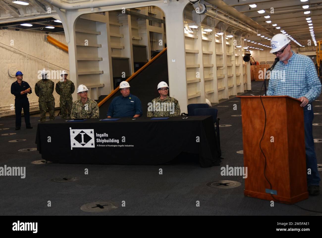 PASCAGOULA, MS – Steve Sloan, Ingalls Shipbuilding LPD Program Manager, hält vor der Auslieferung des Schiffes in die USA eine Rede während einer Auslieferungszeremonie an Bord der Vorkommissionseinheit Fort Lauderdale (LPD 28) Die Marine. Die Lieferung ist die offizielle Übergabe des Schiffes von der Werft. Stockfoto