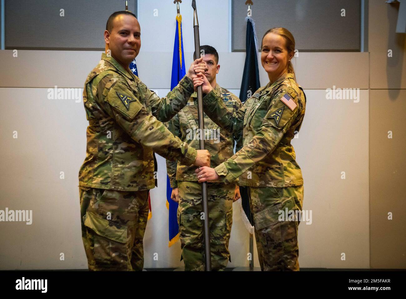 USA Oberstleutnant Miguel Cruz (links), der Befehlshaber des Space Delta 4, übergibt LT. Oberstleutnant Carrie Zederkof (rechts), Leiter DES STABS DEL 4 S, den SPIESS DEL 4, um die Aktivierung des STABS DEL 4 während der Deaktivierung der Zeremonie der Einsatzunterstützungsschwadron 460. am 11. März 2022 zu signalisieren. Im Leadership Development Center auf der Buckley Space Force Base, Colorado. Cruz erklärte in seiner Rede: „…das Space Delta 4 zielt darauf ab, die Fähigkeiten, Methoden, Prozesse und vor allem unsere Wächter und Flugzeuge im Einsatzgebiet für Raketenwarnung und -Verfolgung zu einer zusammenhängenden Kriegsorganisation weiterzuentwickeln. Um solche zu erhalten Stockfoto