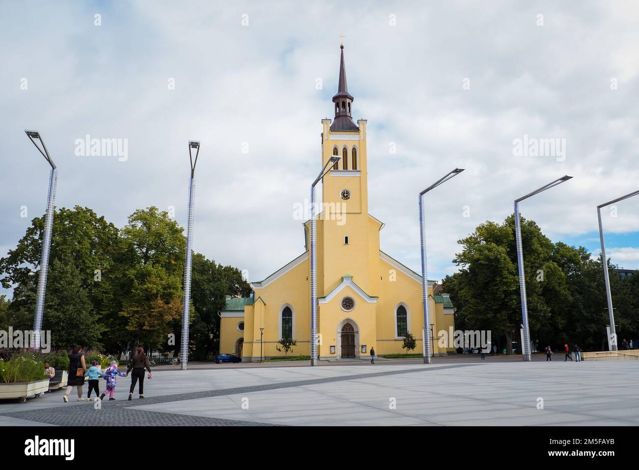 Tallinn, Estland - 4. September 2022: Jaani Kirik oder St. John's Church auf dem Freiheitsplatz in Tallinn. Stockfoto