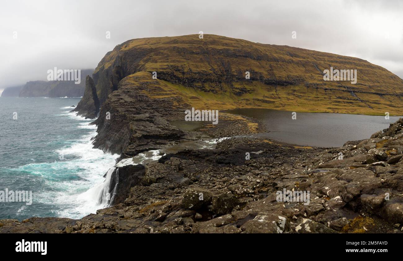 Bøsdalafossur-Wasserfall des Leitisvatn-Sees zum Meer Stockfoto