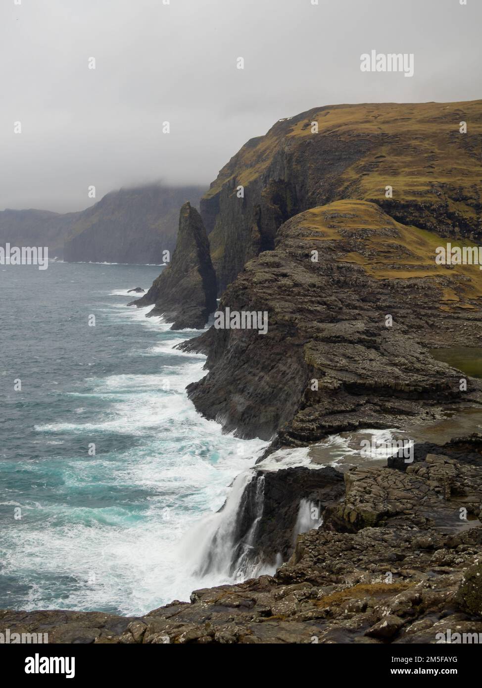 Bøsdalafossur-Wasserfall des Leitisvatn-Sees zum Meer Stockfoto