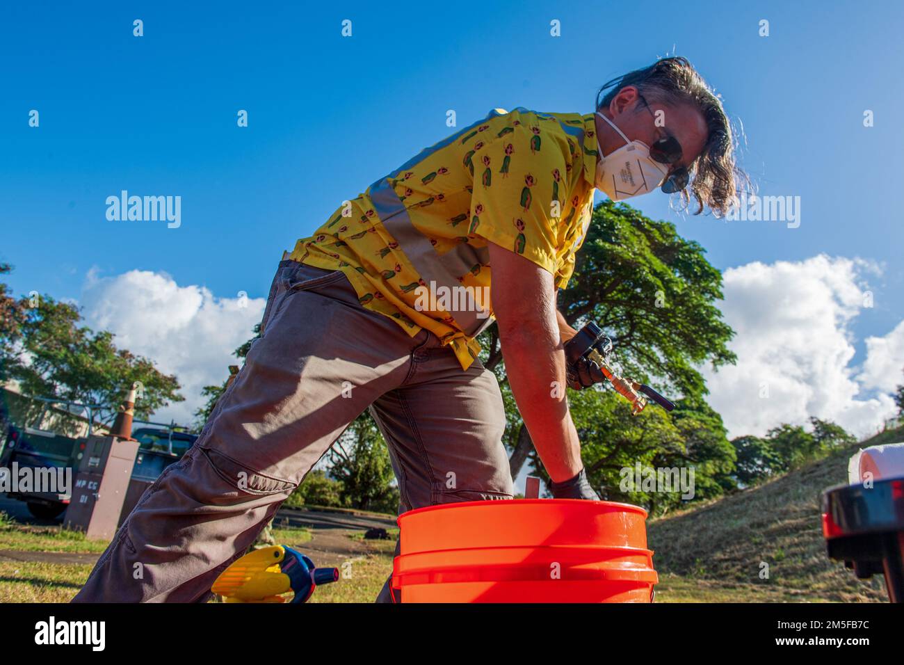 AIEA, Hawaii (11. März 2022) Anthony Bird, ein Naval Facilities Engineering Systems Command Subunternehmer, desinfiziert Geräte, die für die Wasserprobennahme am Red Hill Housing verwendet werden, im Rahmen eines behördenübergreifenden Plans für die langfristige Überwachung von Trinkwasser. Die USA Navy arbeitet eng mit dem Hawaii Department of Health zusammen Environmental Protection Agency und den USA Armee, um sauberes Trinkwasser für die Wohngemeinden der Joint Base Pearl Harbor-Hickam durch Probenahme und Spülung wiederherzustellen, und die Erholung des Red Hill Brunnens. Ausführliche Informationen finden Sie unter www.navy.mil/jointbasewater Stockfoto