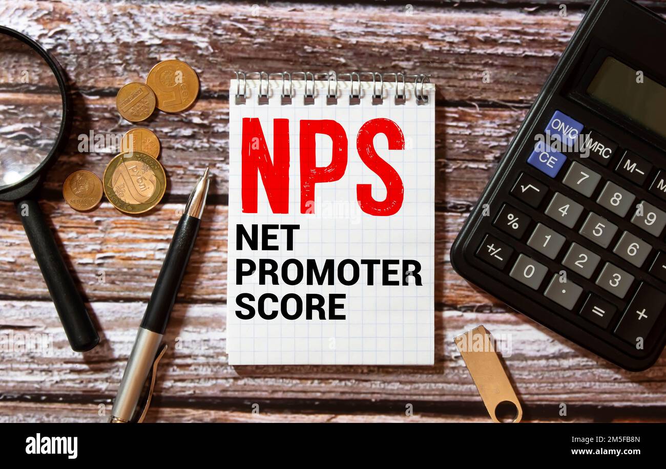 In einem handgefertigten farbigen Notizbuch befindet sich neben Bleistiften, Brillen, Grafiken und Diagrammen eine NPS NET PROMOTER-PUNKTEAUFSCHRIFT. Stockfoto