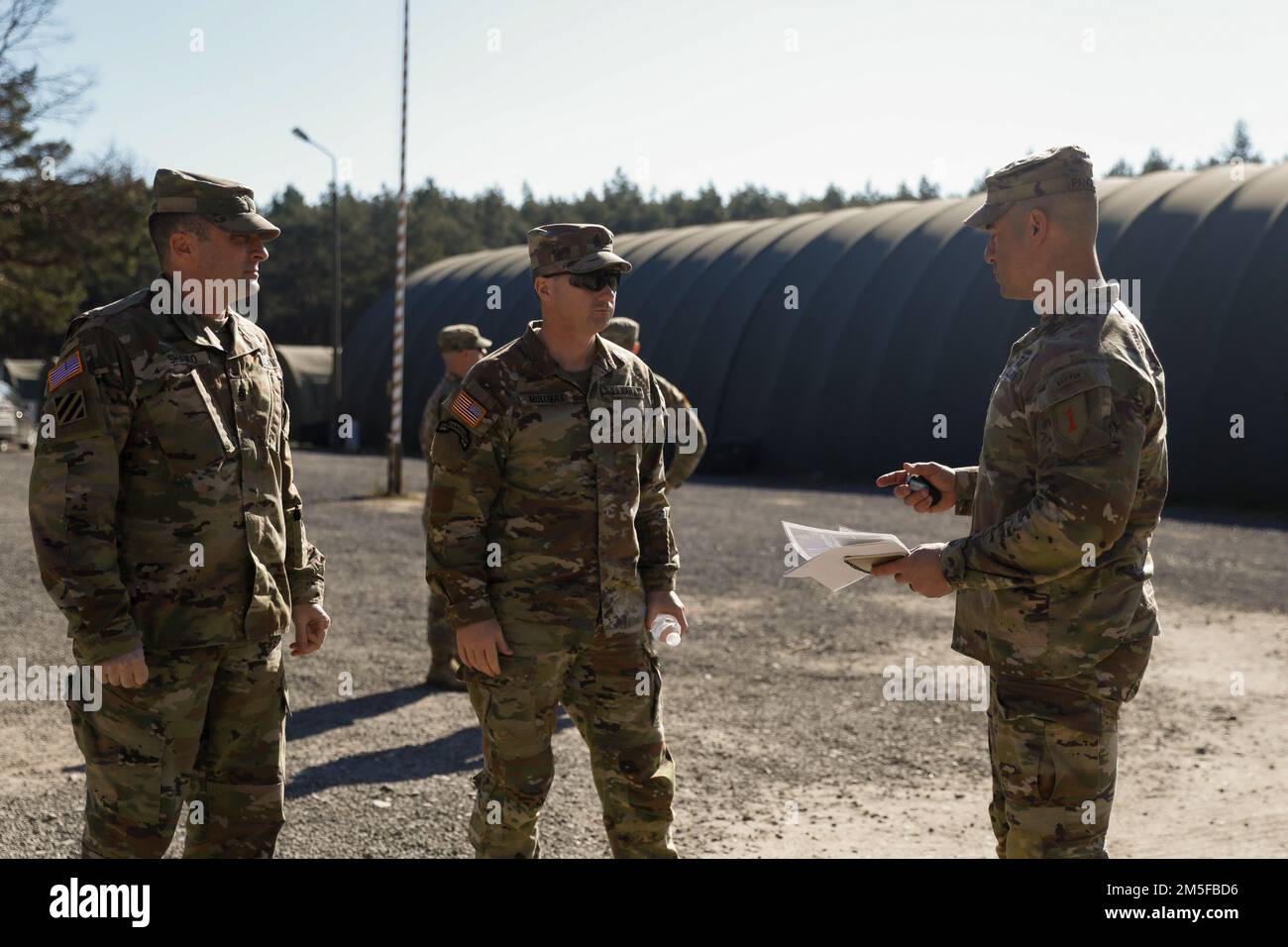USA Army Sergeant Major Christian Panquerne, rechts, dem 1. Brigadeingenieurbataillon zugeteilt, 1. Kampfteam der Panzerbrigade, 1. Infanteriedivision erklärt den USA alles Oberfeldwebel Christopher Mullinax, Oberfeldwebel der 1. Infanteriedivision und der USA Oberfeldwebel Christopher Shaiko, Oberfeldwebel des 1. Kampfteams der Panzerbrigade, 1. Infanteriedivision in Karliki, Polen, 11. März 2022. Mullinax besuchte Karliki, um das Wohlergehen seiner Soldaten zu überprüfen, ein Führungsgespräch zu halten und Fragen zu beantworten, die die Dienstleister über professionelle Begeisterung hatten Stockfoto
