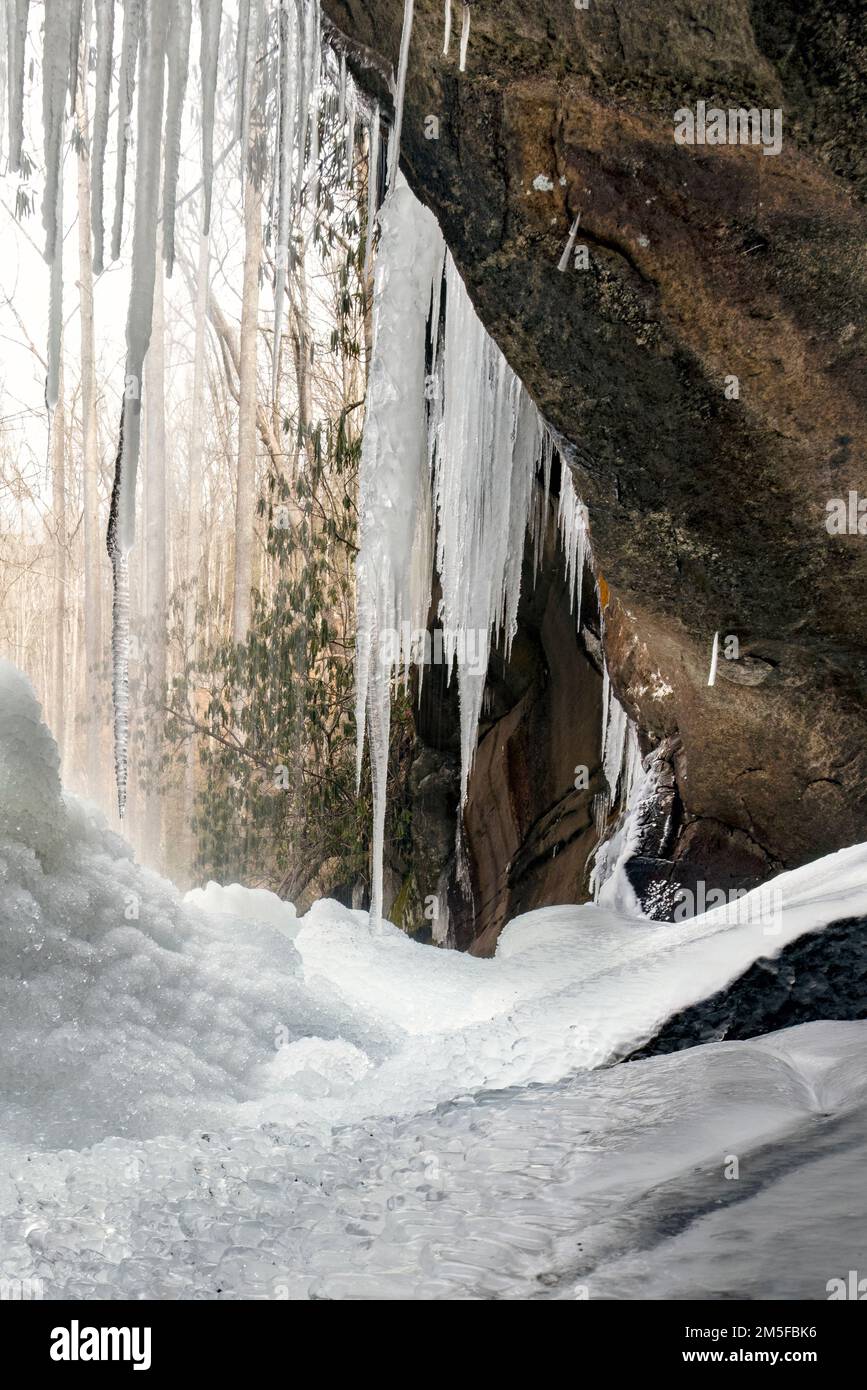 Slick Rock Falls im Winter - Pisgah National Forest - in der Nähe von Brevard, North Carolina, USA Stockfoto