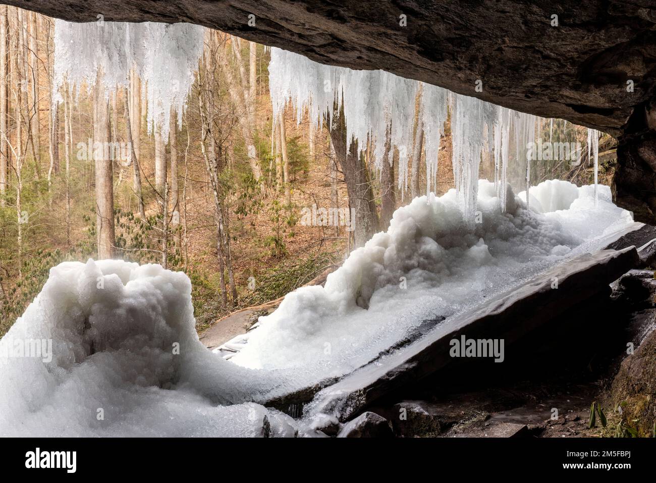 Slick Rock Falls im Winter - Pisgah National Forest - in der Nähe von Brevard, North Carolina, USA Stockfoto