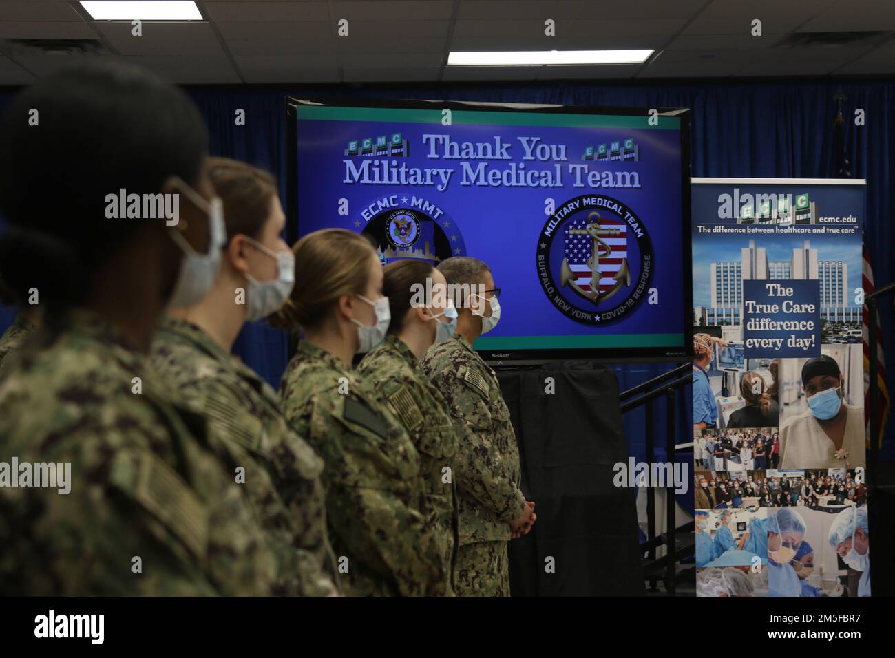 BUFFALO, NEW YORK. - AUS DEN USA Personal des medizinischen Teams der Navy versammelt sich zu einer Abschlusszeremonie, mit der die COVID-Maßnahmen am Erie County Medical Center in Buffalo, New York, am 11. März 2022 offiziell beendet werden. Nördliches Kommando, durch die USA Army North ist nach wie vor entschlossen, das Verteidigungsministerium flexibel bei der COVID-Reaktion der gesamten Regierung zu unterstützen. Stockfoto