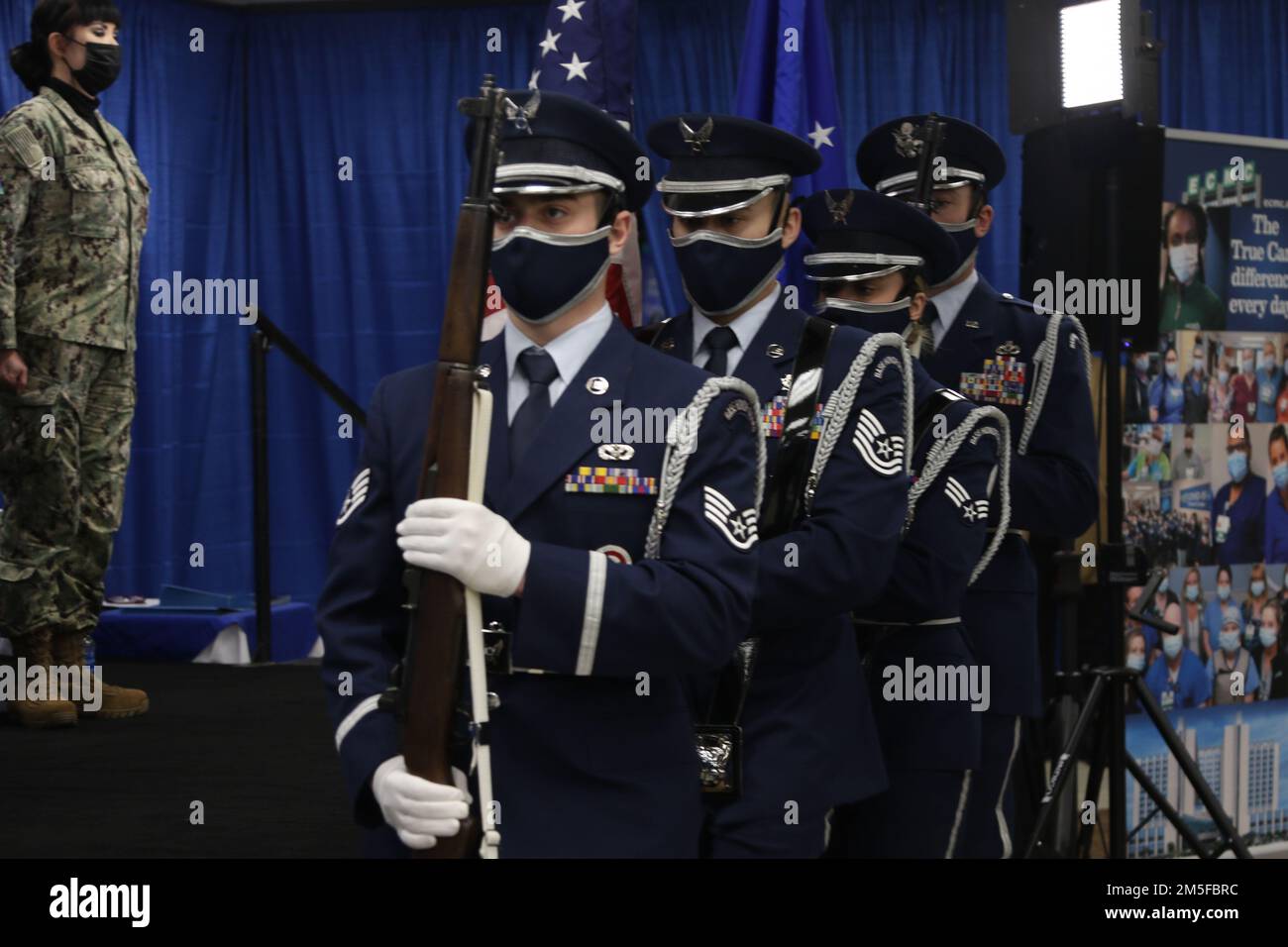 BUFFALO, NEW YORK. - AUS DEN USA Air Force Honor Guard präsentiert die Farben während einer Abschlusszeremonie für das medizinische Team des Militärs, das Erie County Medical Center in Buffalo, New York, am 11. März 2022 verlässt. Nördliches Kommando, durch die USA Army North ist nach wie vor entschlossen, das Verteidigungsministerium flexibel bei der COVID-Reaktion der gesamten Regierung zu unterstützen. Stockfoto