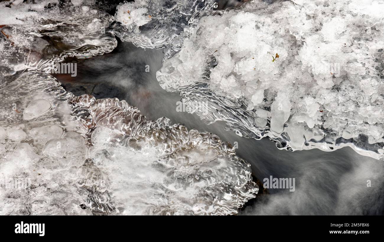 Abstrakte Eismuster am Rockhouse Creek – Pisgah National Forest, in der Nähe von Brevard, North Carolina, USA Stockfoto