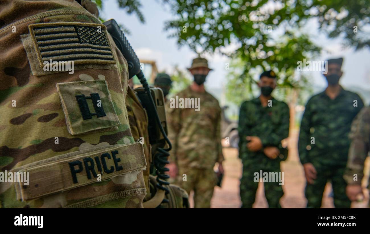 Cpt. Monday Price, Commander, Alpha Company, 29. Brigadeingenieurbataillon, 3. Infanterie-Brigaden-Kampfteam, 25. Infanterie-Regiment, informiert die Führung mit einem Bericht nach einer Feuerübung während Hanuman Guardian 22, 11. März 2022, Fort Thanarat. Die Führung besuchte das Feuertraining, aß mit Truppen zu Mittag, die am Dschungeltraining teilnahmen, und beobachtete das Sapper Sprengstofftraining. Stockfoto