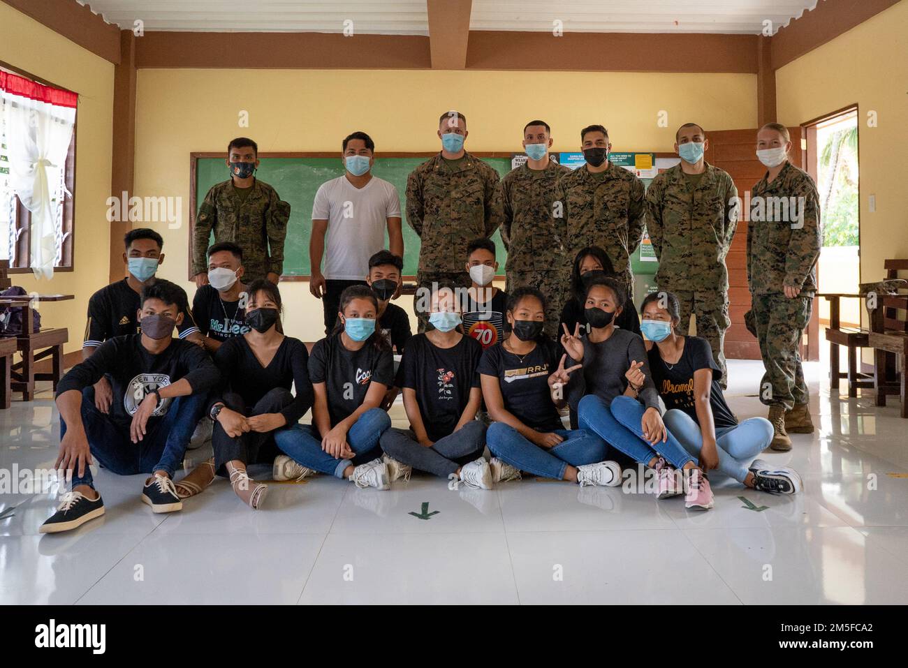 Mitglieder der Streitkräfte der Philippinen und der USA Marines mit 3D Marine Division und 3D Civil Affairs Group besuchen eine lokale Kirche vor Balikatan 22 in Rizal, Cagayan, Philippinen, 11. März 2022. Balikatan, Tagalog für „Schulter-an-Schulter“, ist eine langjährige bilaterale Übung zwischen den Philippinen und den Vereinigten Staaten, die die tief verwurzelte Partnerschaft zwischen beiden Ländern hervorhebt. Balikatan 22 fällt mit dem 75. Jahrestag der Zusammenarbeit zwischen den USA und den Philippinen im Sicherheitsbereich und dem gemeinsamen Engagement für die Förderung von Frieden und Stabilität in der Region Indo-Pazifik zusammen. Stockfoto