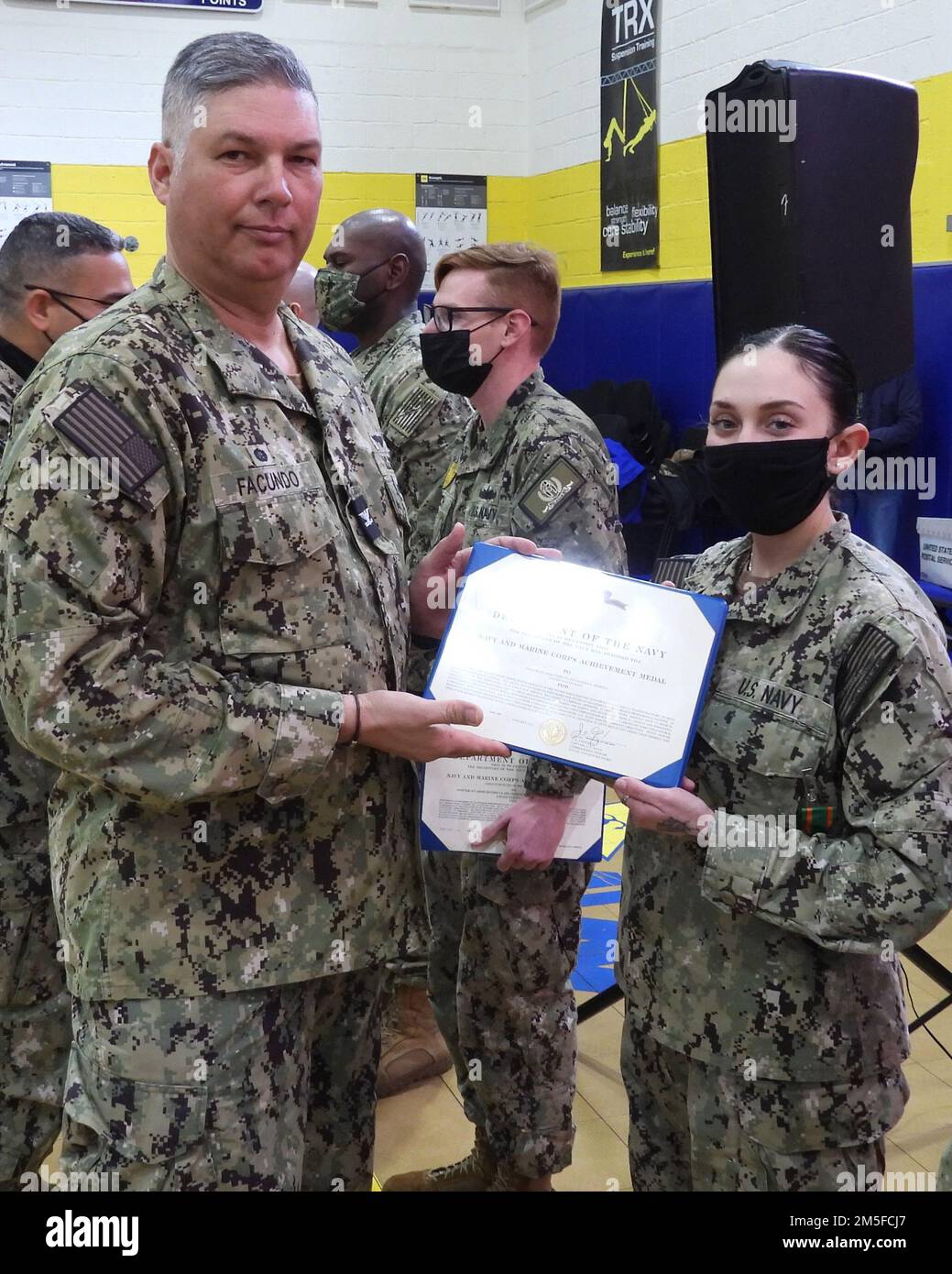 220311-O-AH609-1005-GR MARINEUNTERSTÜTZUNGSAKTION SOUDA BAY, Griechenland (11. März 2022) Master-at-Arms drittklassige Catrina E. Pedrosa erhielt ihre Marinemedaille von Navy Capt. Rafael C. Facundo, kommandierender Offizier, Marineunterstützungsaktion Souda Bay, während einer Zeremonie im Basistrainingraum am 11. März, 2022. Marineunterstützungsaktion Souda Bay ist ein operativer Stützpunkt an Land, der es den US-Streitkräften, den alliierten Streitkräften und den Nationalen Partnern ermöglicht, dort zu sein, wo sie gebraucht werden, wenn sie benötigt werden, um Sicherheit und Stabilität in den Einsatzgebieten Europas, Afrikas und des Zentralkommandos zu gewährleisten Stockfoto