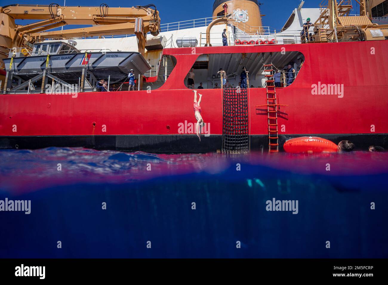 Usa. 8. Dezember 2022. Küstenwachleute auf Coast Guard Cutter Polar Star (WAGB 10) genießen einen Badeanruf in der Nähe des Äquators im Pazifischen Ozean, Dezember. 8, 2022. Die Polar-Star-Crew konnte kurz nach der Überquerung des Äquators in die Antarktis schwimmen. Kredit: USA Küstenwache/ZUMA Press Wire Service/ZUMAPRESS.com/Alamy Live News Stockfoto