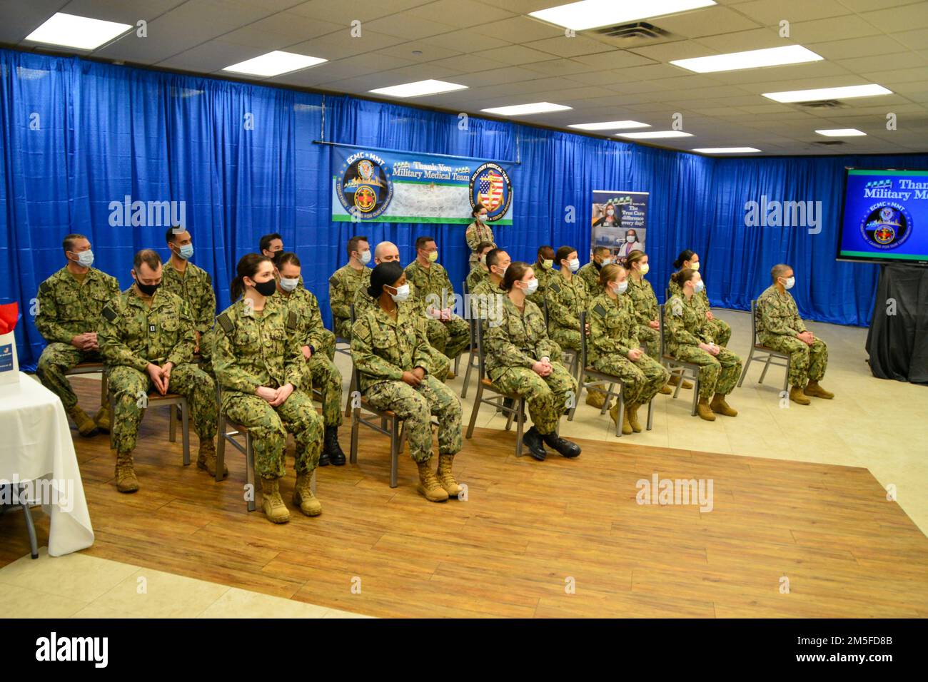 220311-N-RB168-0117 BUFFALO, NEW YORK. (11. März 2022) – Mitglieder des Militärmedizinerteams in Buffalo, N. Y. nehmen am Ende der zweimonatigen MMT-Mission an der Pressekonferenz des Militärmedizinerteams des Verteidigungsministeriums (DoD) am Erie County Medical Center (ECMC) Teil. Diese MMT, alle aktiven Mitglieder der USA Navy war das erste Unternehmen, das während der COVID-19-Pandemie vom Ministerium zur Unterstützung von zivilen Krankenhäusern eingesetzt wurde, um den Betreuern an vorderster Front klinische Unterstützung zu leisten. Ihre Unterstützung konzentrierte sich hauptsächlich auf die Notfallabteilung und die Intensivstation des ECMC Stockfoto