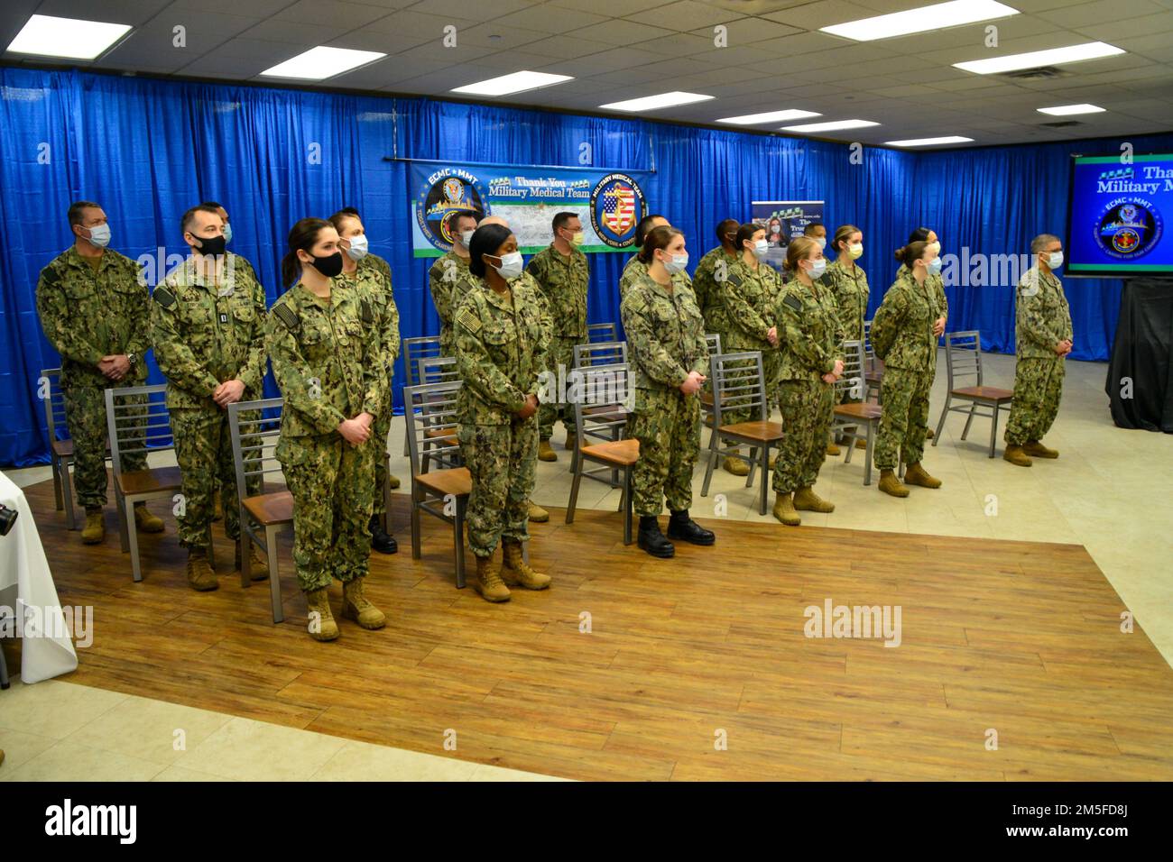 220311-N-RB168-0110 BUFFALO, NEW YORK. (11. März 2022) – Mitglieder des Militärmedizinerteams in Buffalo, N. Y. nehmen am Ende der zweimonatigen MMT-Mission an der Pressekonferenz des Militärmedizinerteams des Verteidigungsministeriums (DoD) am Erie County Medical Center (ECMC) Teil. Diese MMT, alle aktiven Mitglieder der USA Navy war das erste Unternehmen, das während der COVID-19-Pandemie vom Ministerium zur Unterstützung von zivilen Krankenhäusern eingesetzt wurde, um den Betreuern an vorderster Front klinische Unterstützung zu leisten. Ihre Unterstützung konzentrierte sich hauptsächlich auf die Notfallabteilung und die Intensivstation des ECMC Stockfoto