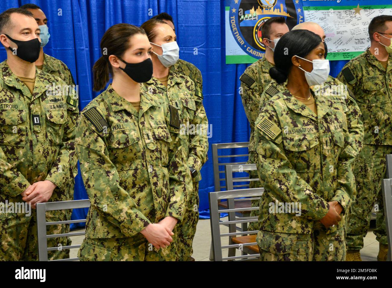 220311-N-RB168-0112 BUFFALO, NEW YORK. (11. März 2022) – Mitglieder des Militärmedizinerteams in Buffalo, N. Y. nehmen am Ende der zweimonatigen MMT-Mission an der Pressekonferenz des Militärmedizinerteams des Verteidigungsministeriums (DoD) am Erie County Medical Center (ECMC) Teil. Diese MMT, alle aktiven Mitglieder der USA Navy war das erste Unternehmen, das während der COVID-19-Pandemie vom Ministerium zur Unterstützung von zivilen Krankenhäusern eingesetzt wurde, um den Betreuern an vorderster Front klinische Unterstützung zu leisten. Ihre Unterstützung konzentrierte sich hauptsächlich auf die Notfallabteilung und die Intensivstation des ECMC Stockfoto