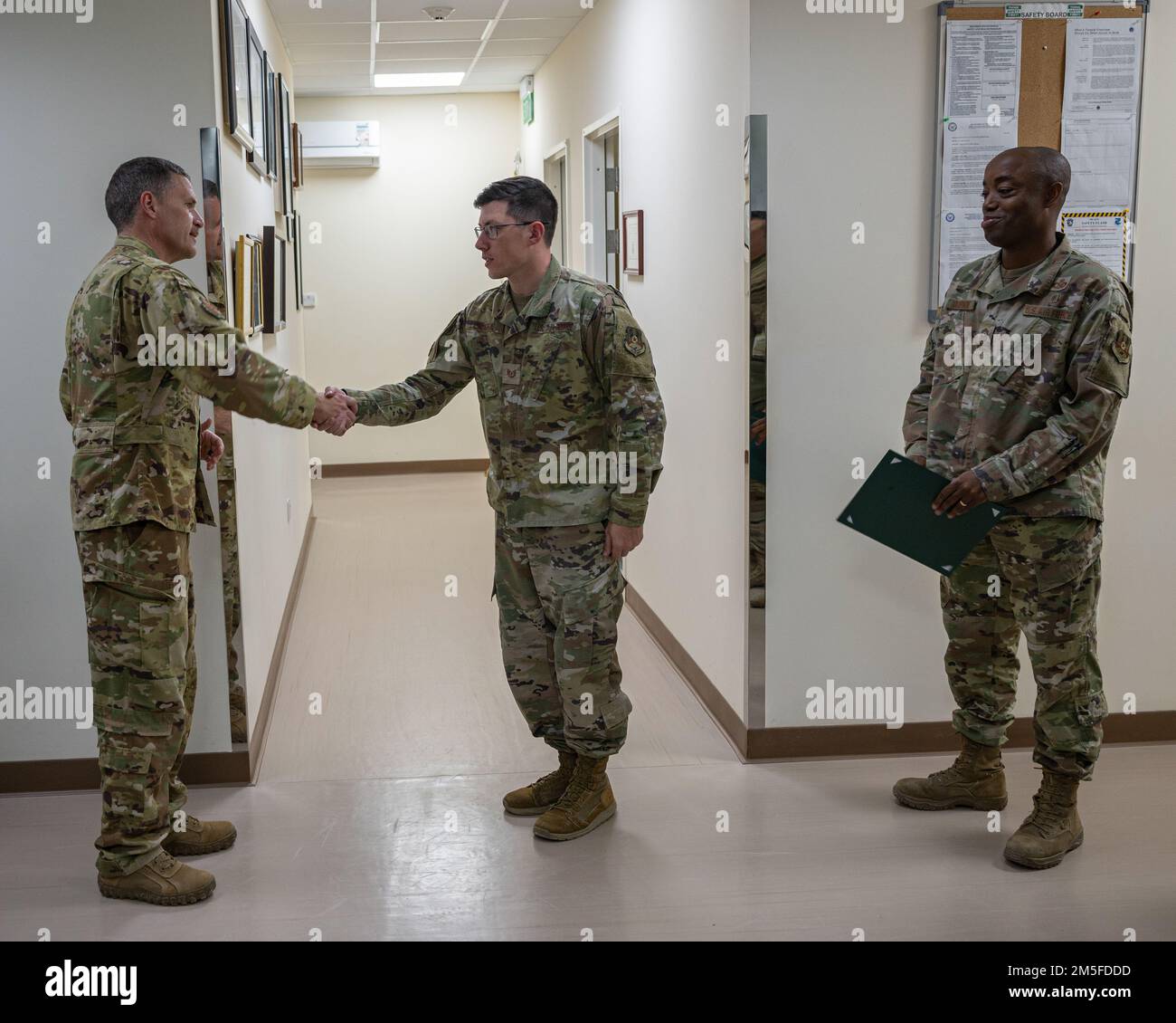 USA Luftwaffenbrücke. General Andrew Clark, 380. Air Expeditionary Wing Commander coins Tech Sgt. AddAM LaMora, 380. Expeditionary Medical Group Medical Information Systems NCOIC, für den Gewinner des Kriegers der Woche auf dem Al Dhafra Air Base, Vereinigte Arabische Emirate, 11. März 2022. Das Warrior of the Week-Programm würdigt Airmen, die bedeutende Beiträge zu ihrer Einheit geleistet haben. Stockfoto