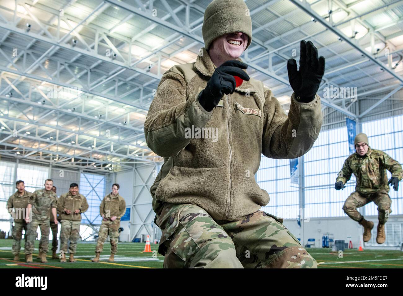 USA AIR FORCE ACADEMY, COLORADO -- Kadetten nehmen an Teambuilding-Übungen während des Kurses der 20 25 in den USA Teil Air Force Academy in Colorado Springs, Colorado, am 11. März 2022. Der erfolgreiche Abschluss der Anerkennung formalisiert ihre Identität als Kadetten und ermöglicht es ihnen, das Abzeichen „Requisiten und Flügel“ auf ihren Uniformen zu tragen. Stockfoto