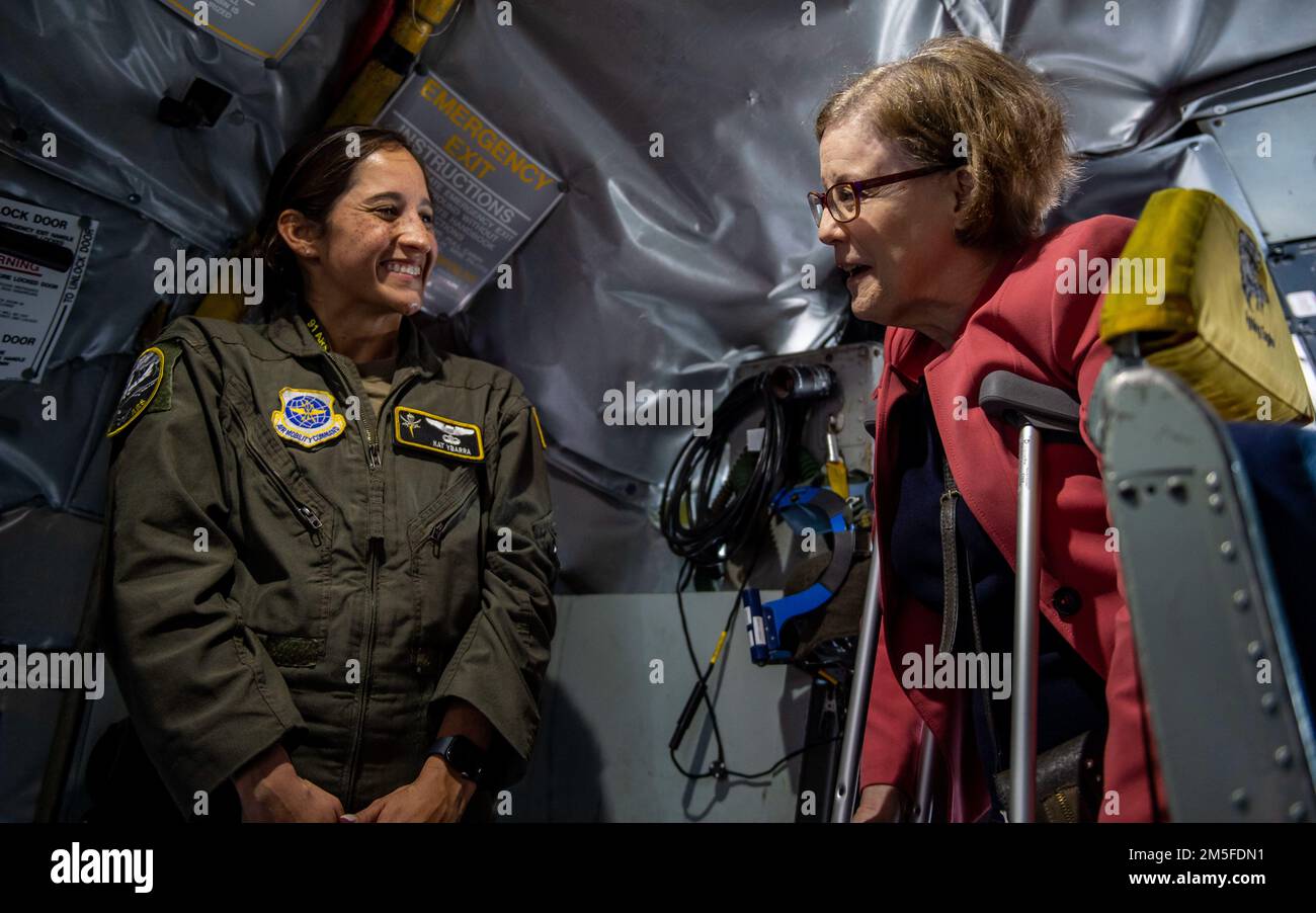 USA Air Force Capt. Kat Ybarra, ein Pilot, der der 91. Luftbetankungsschwadron, Left, zugeteilt wurde, spricht mit Mary Kay Higgins (rechts), pensionierter KC-135-Pilot, während der 2022 Undergraduate Combat Systems Officer Training (UCT) Sapphire Veranstaltung am Naval Air Station Pensacola, Florida, 11. März 2022. Higgins absolvierte 1977 als eine der ersten Frauen in ihrer Klasse eine Navigatorbewertung in der Navigatorausbildung der Klasse 78-01. Stockfoto