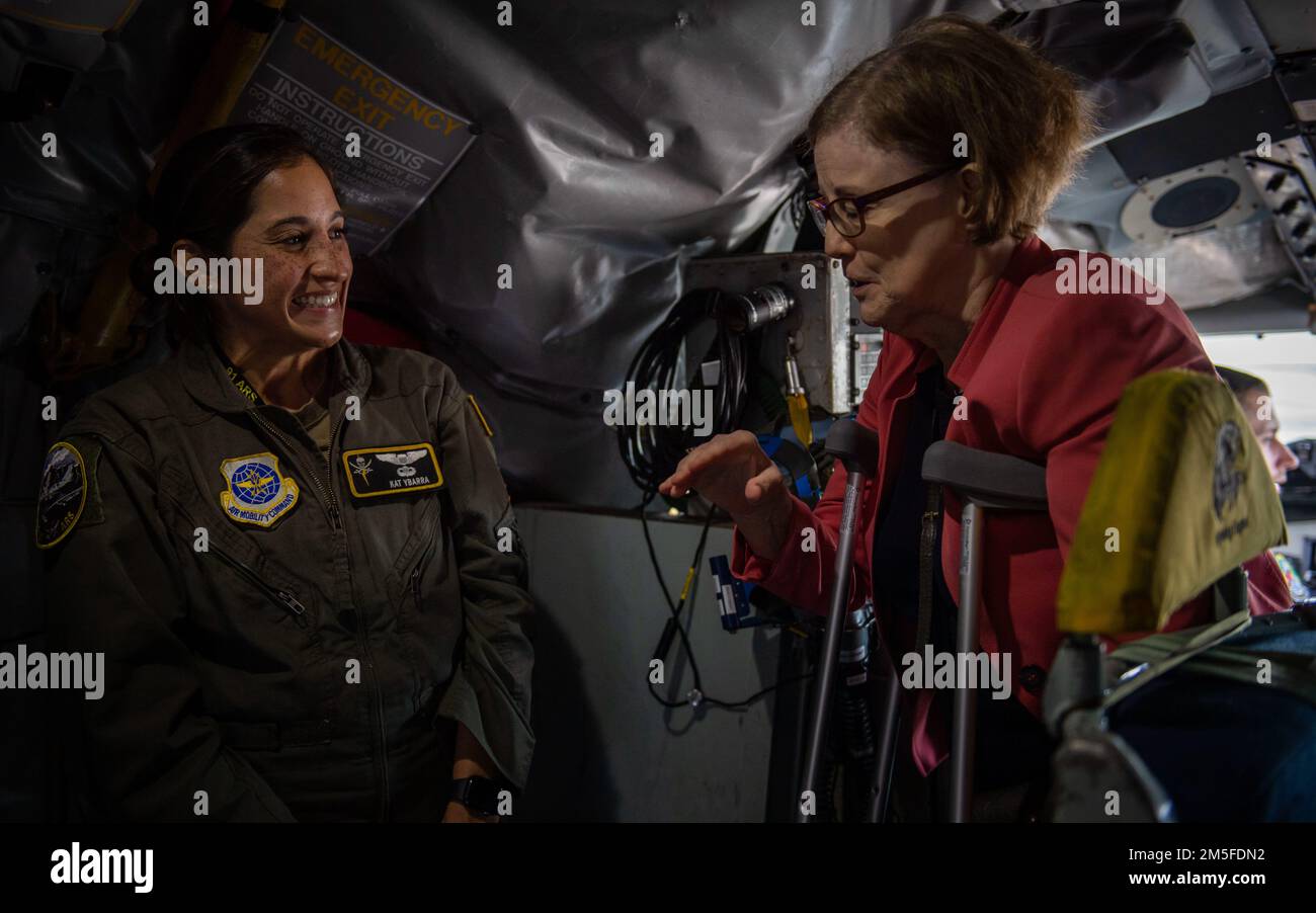 USA Air Force Capt. Kat Ybarra, ein Pilot, der der 91. Luftbetankungsschwadron, Left, zugeteilt wurde, spricht mit Mary Kay Higgins (rechts), pensionierter KC-135-Pilot, während der 2022 Undergraduate Combat Systems Officer Training (UCT) Sapphire Veranstaltung am Naval Air Station Pensacola, Florida, 11. März 2022. Higgins absolvierte 1977 als eine der ersten Frauen in ihrer Klasse eine Navigatorbewertung in der Navigatorausbildung der Klasse 78-01. Stockfoto