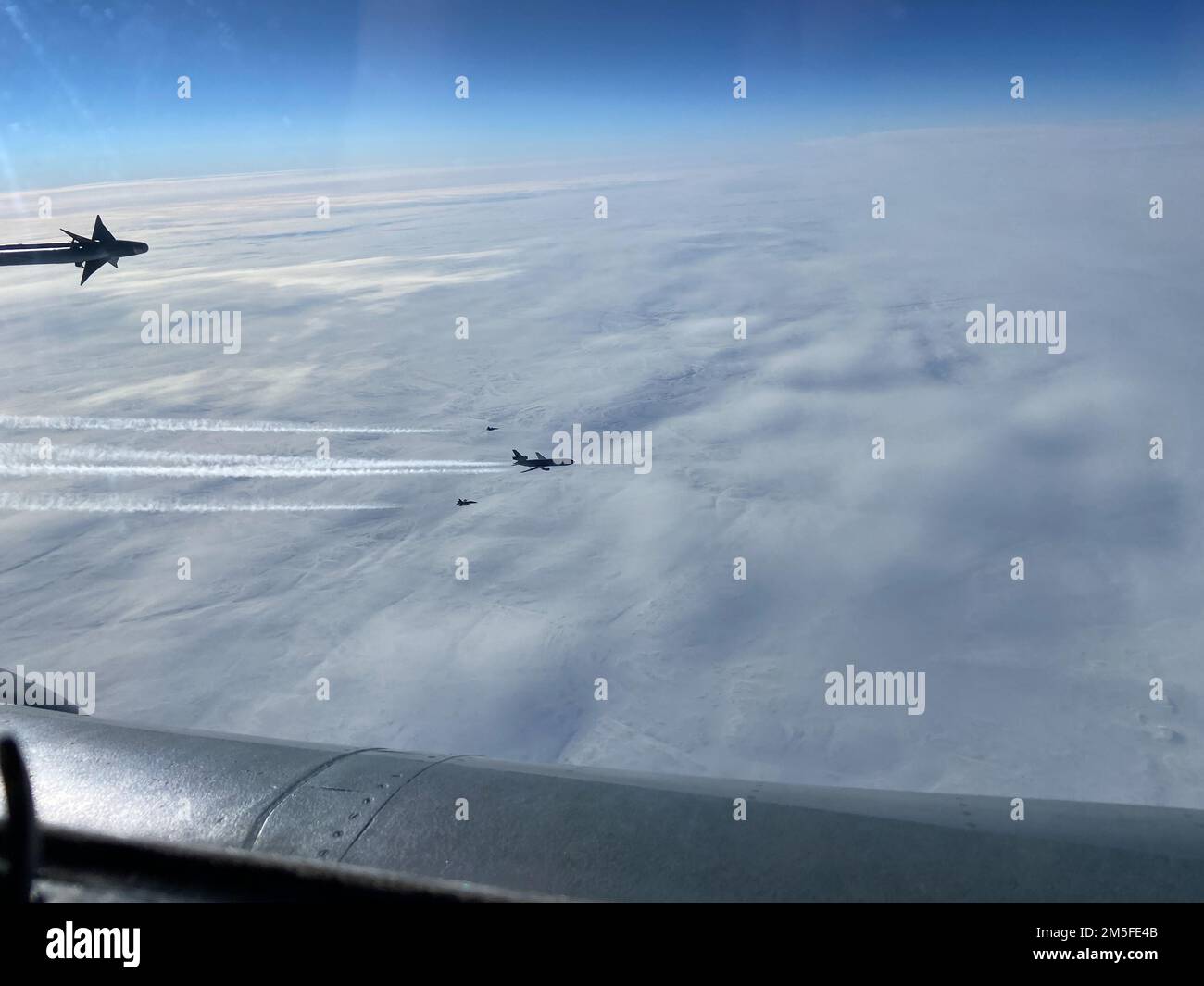 Zwei Tankflugzeuge der US Air Force KC-10 Extender betanken die Royal ...