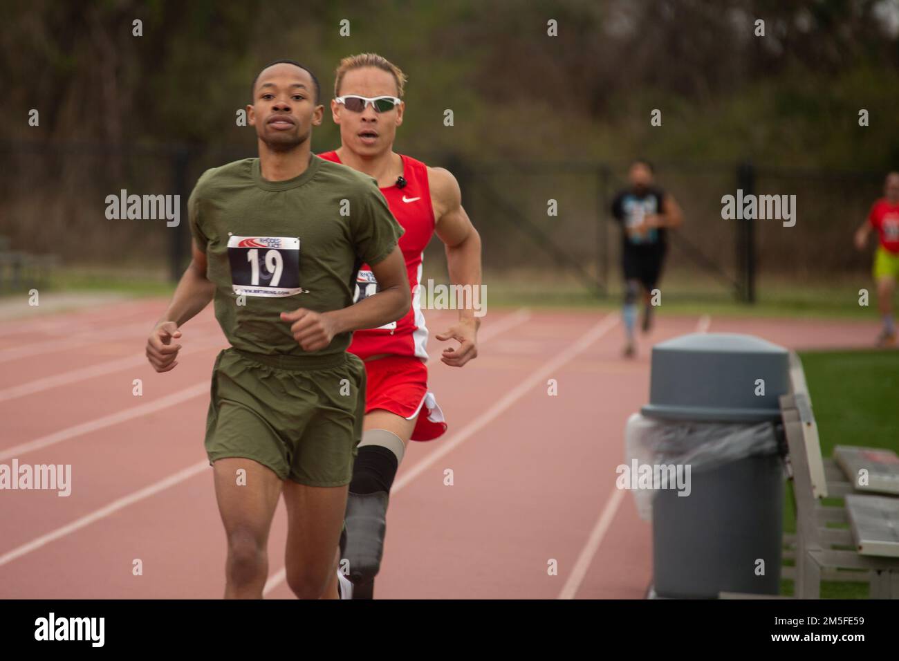 USA Justin Greene, Mitglied des Rettungsdienstes, mit der Ost-Einheit des verwundeten Krieger-Bataillons Walter Reed und der USA Marine pensioniert Sergeant Peter Keating mit verwundetem Krieger-Bataillon East Camp Lejeune und nehmen an der 400 Meter langen Rennstrecke Teil, die Teil der East Coast Marine Corps Trials im Marine Corps Base Camp Lejeune, North Carolina, 11. März 2022 ist. Die Marine Corps Trials ist ein jährlicher adaptiver Sportwettbewerb, der den Kampfgeist der Gegner fördert, Kameradschaft schafft und einen Veranstaltungsort für die Auswahl von Teilnehmern an den DoD Warrior Games 2022 bietet. Stockfoto