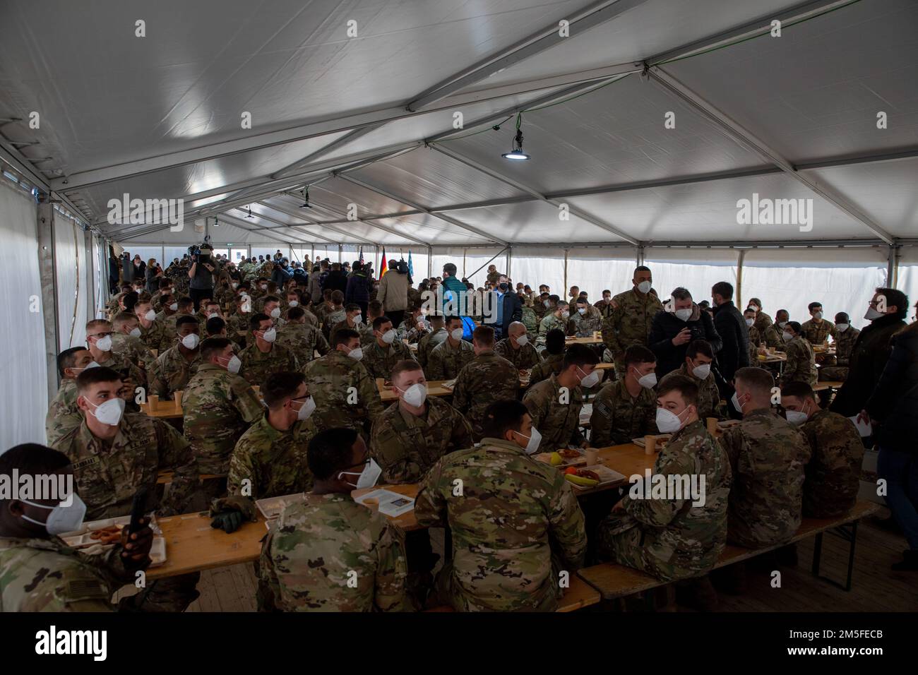 Soldaten mit dem 1. Panzerbrigade-Kommando-Team, 3. Infanterie-Division versammeln sich zum Besuch des bayerischen Ministerpräsidenten im Ausbildungsgebiet Grafenwoehr, Deutschland, 11. März 2022. Etwa 4.000 1. ABCT, 3. ID-Soldaten entsandt nach Deutschland, wie vom Verteidigungsministerium angekündigt, um NATO-Verbündete zu unterstützen und Aggressionen gegen NATO-Mitgliedsstaaten abzuschrecken. Stockfoto