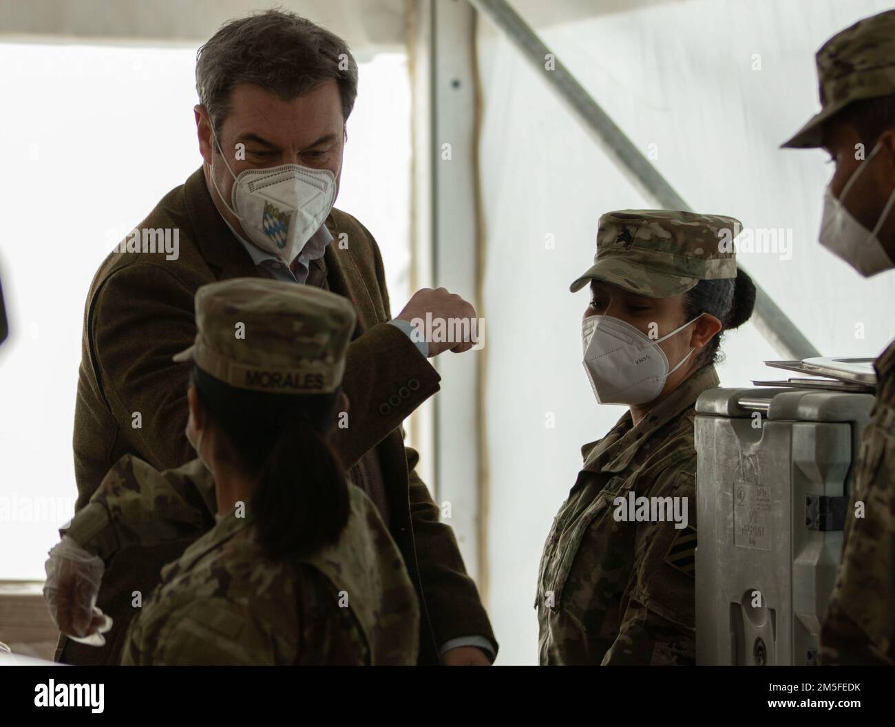 Der bayerische Ministerpräsident Markus Soder begrüßt einen Soldaten mit dem 1. Panzerbrigade-Kampfteam, 3. Infanteriedivision im Camp Achen im Trainingsgelände Grafenwoehr, Deutschland, am 11. März 2022. Der Ministerpräsident unterstützte die 3. ID-Soldaten, die an der Veranstaltung teilnahmen. Etwa 4.000 3. ID-Soldaten wurden, wie vom Verteidigungsministerium angekündigt, nach Deutschland entsandt, um die NATO-Verbündeten zu unterstützen und weitere Aggressionen im europäischen Theater abzuwehren. Stockfoto