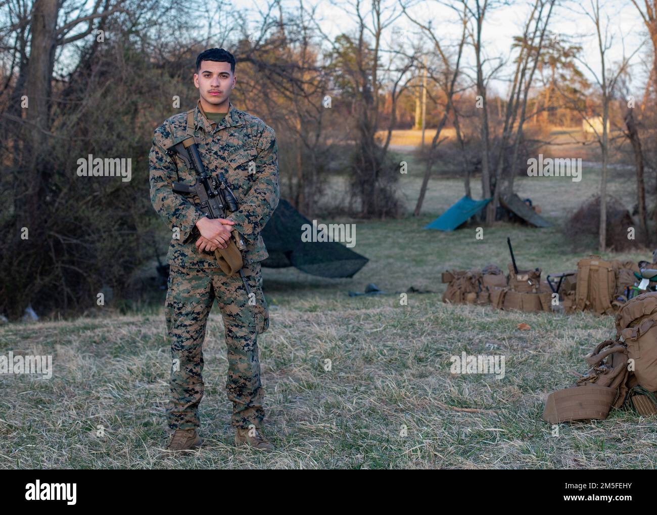 USA Chris Rodriguez, ein Infanteriegewehrer der Waffenfirma, 2. Bataillon, 25. Marineregiment, Reserve der Marine Forces, posiert für ein Porträt während einer Mission Readiness Übung auf der Marinekorps-Basis Quantico, Virginia, 11. März 2022. Rodriguez stammt aus Manhattan, New York, und arbeitet auf der zivilen Seite als Sprengstoffdetektor-K-9-Handler für die MSA Security Company und ist seit vier Jahren im Marine Corps Reservat. „Ich wählte die Reserven, weil ich mir nicht zu 100% sicher war, was ich mit meinem Leben anfangen wollte. Das Marine Corps Reservat gibt den Leuten einen Sprungbrett Stockfoto