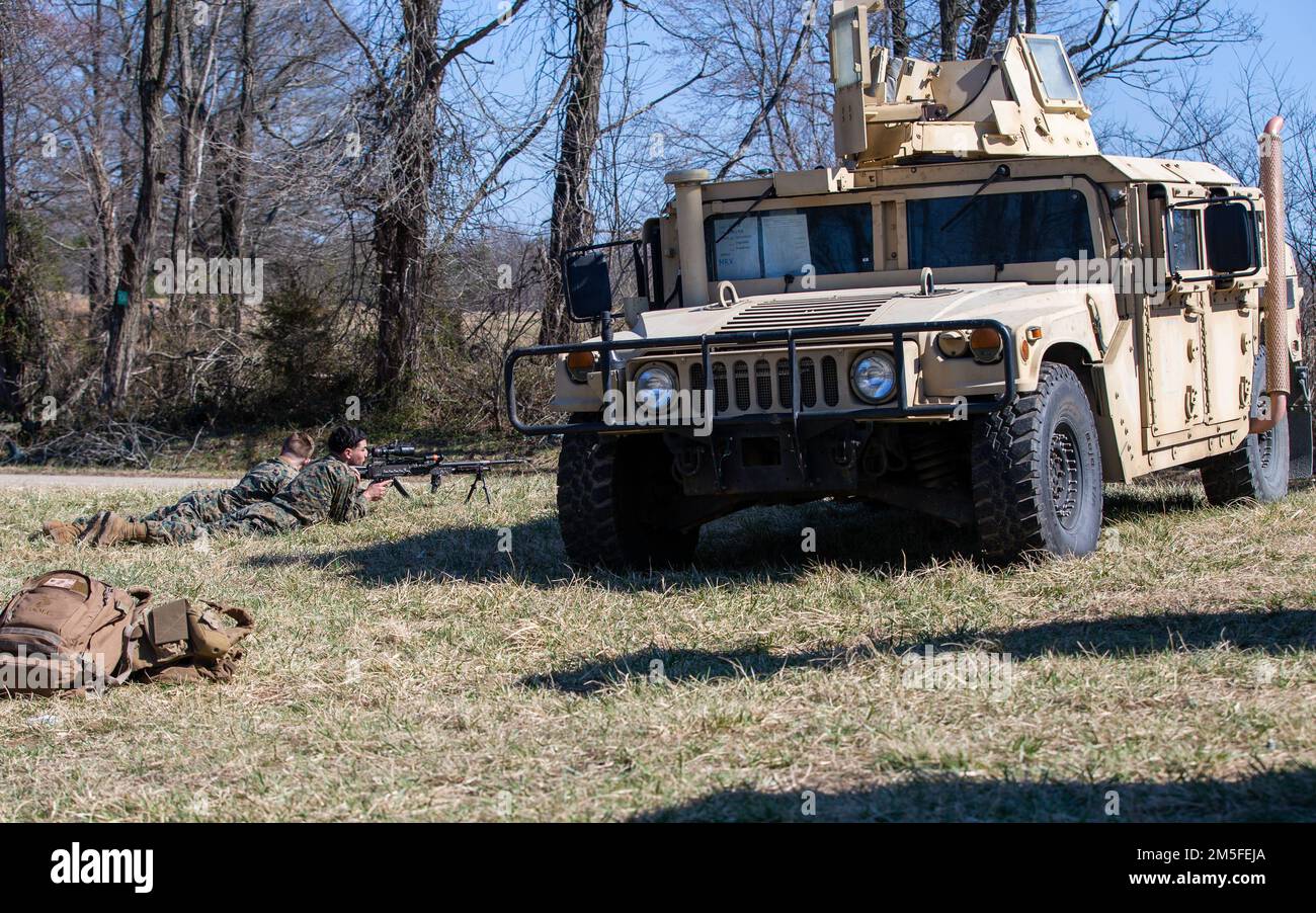 USA Marines vom Marine Corps Reserve üben eine Mission Probeübung auf der Marine Corps Basis Quantico, Virginia, 11. März 2022. Diese Schulung wird als Vorbereitung auf eine bevorstehende integrierte Schulungsübung mit aktiven Einsatzkomponenten in Twenty Nine Palms, Kalifornien, durchgeführt. Stockfoto