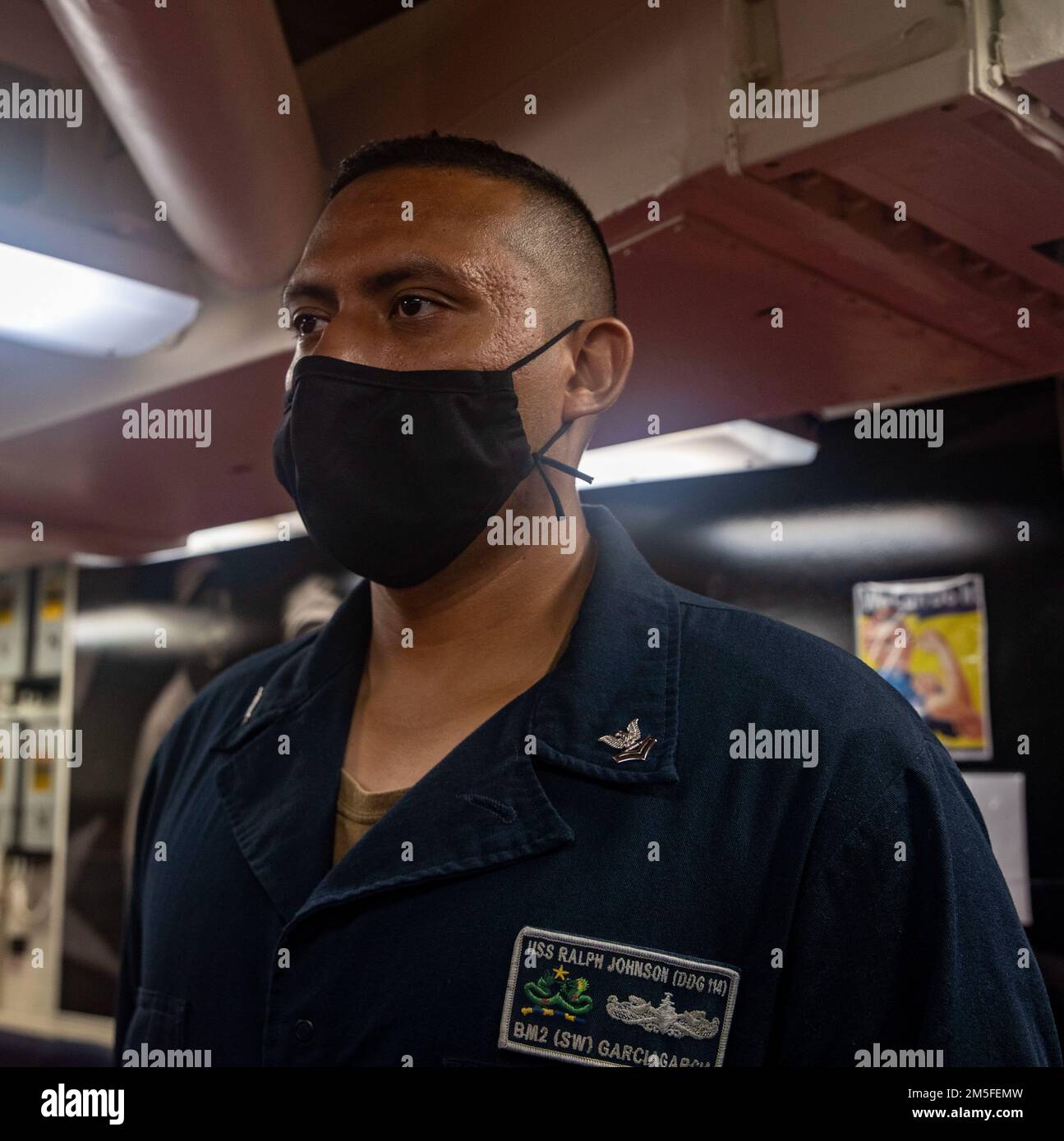 SÜDCHINESISCHES MEER (11. März 2022) Boatswain's Mate 2. Class Hugo Garcia-Garcia aus Dahlonega, Georgia, bereitet sich darauf vor, während einer Aufstiegszeremonie an Bord des Arleigh Burke Class Guided Missile Destroyers USS Ralph Johnson (DDG 114) verdienstvoll zum Petty Officer 1. Klasse befördert zu werden. Ralph Johnson ist der Task Force 71/Destroyer Squadron (DESRON) 15, dem größten nach vorn verlegten DESRON der Marine, und der Hauptstreitkraft der US-7.-Flotte zugewiesen. Stockfoto