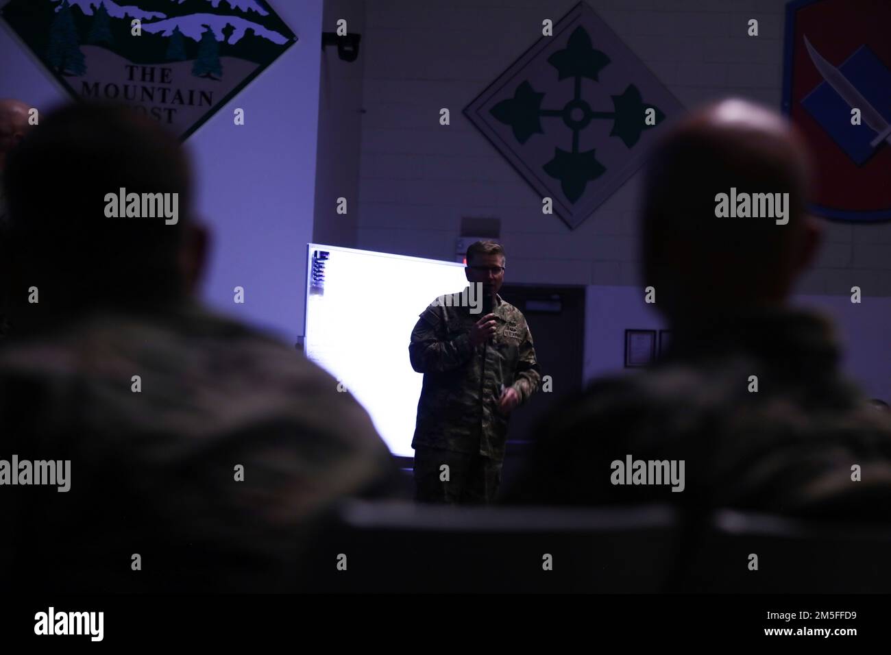 Anführer des 3. Kampfteams der Panzerbrigade, 4. Infanterie-Division diskutierten über Methoden zur Selbstmordprävention, Kriseneskalation und -Management und die Ressourcen, die den Soldaten während der Brigade Suizid-Präventions-Kette Teach, Fort Carson, Colorado, 11. März 2022 zur Verfügung stehen. Die Ausbildung zur Selbstmordprävention entwickelt sich weiter, da die Führer nach effektiveren und ganzheitlicheren Lösungen suchen, um ihre Soldaten besser zu versorgen. Stockfoto