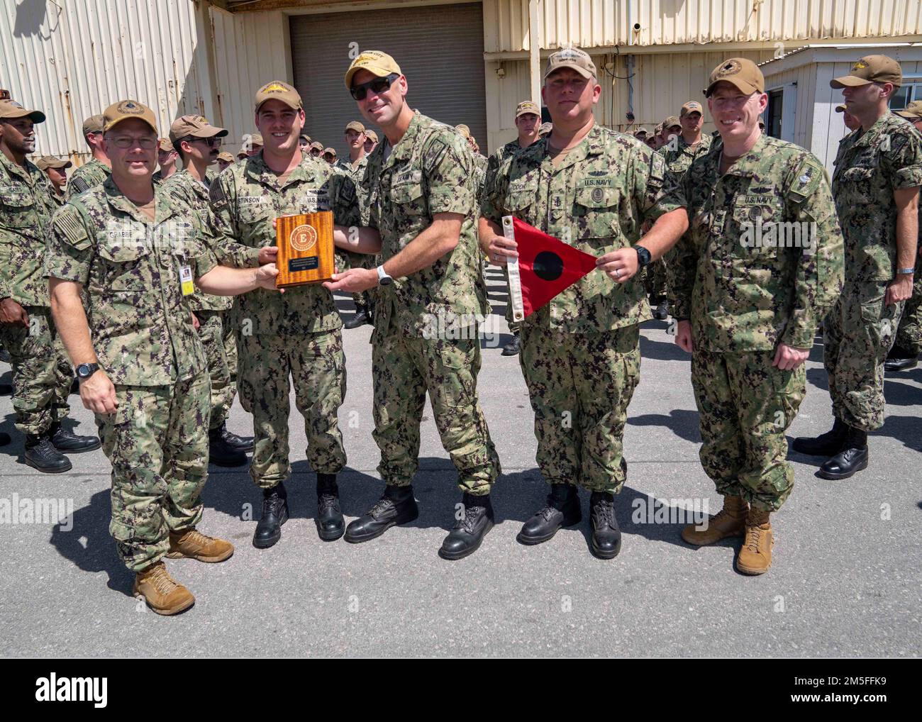 POLARIS POINT, Guam (11. März 2022) die Crew des schnellen U-Boots USS Jefferson City (SSN 759) der Klasse Las Angeles, das dem U-Boot-Geschwader 15 zugeteilt wurde, posiert für ein Foto, während sie am 11. März 2021 mit dem Battle Efficiency Award ausgezeichnet wurde. Jefferson City führt eine ganze Reihe von Operationen durch, einschließlich U-Boot- und oberflächenabwehrender Kriegsführung im Indo-Pazifik-Raum. Stockfoto