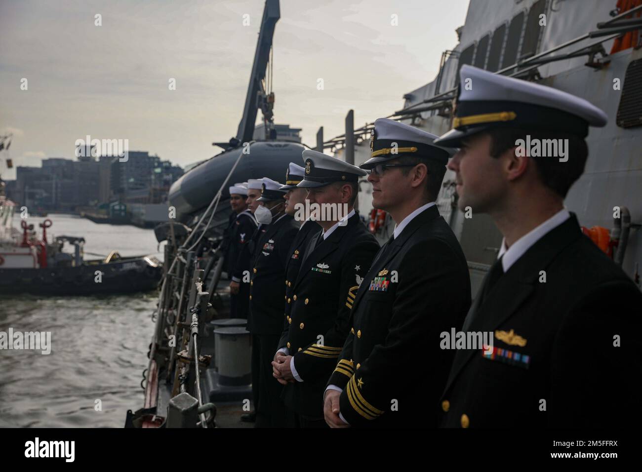 220312-N-HK187-1002 ROTTERDAM, Niederlande (12. März 2022) – Matrosen, die der Arleigh-Burke-Klasse-Guided-Missile Destroyer USS zugeteilt wurden die Sullivans (DDG 68) nehmen bei der Ankunft in Rotterdam, Niederlande, zu einem planmäßigen Hafenbesuch am 12. März an einem Meer und Anker Teil. Die Sullivans sind im europäischen Operationssaal tätig und beteiligen sich an einer Reihe von maritimen Aktivitäten zur Unterstützung der USA Sechste Flotte und NATO-Alliierten. Stockfoto