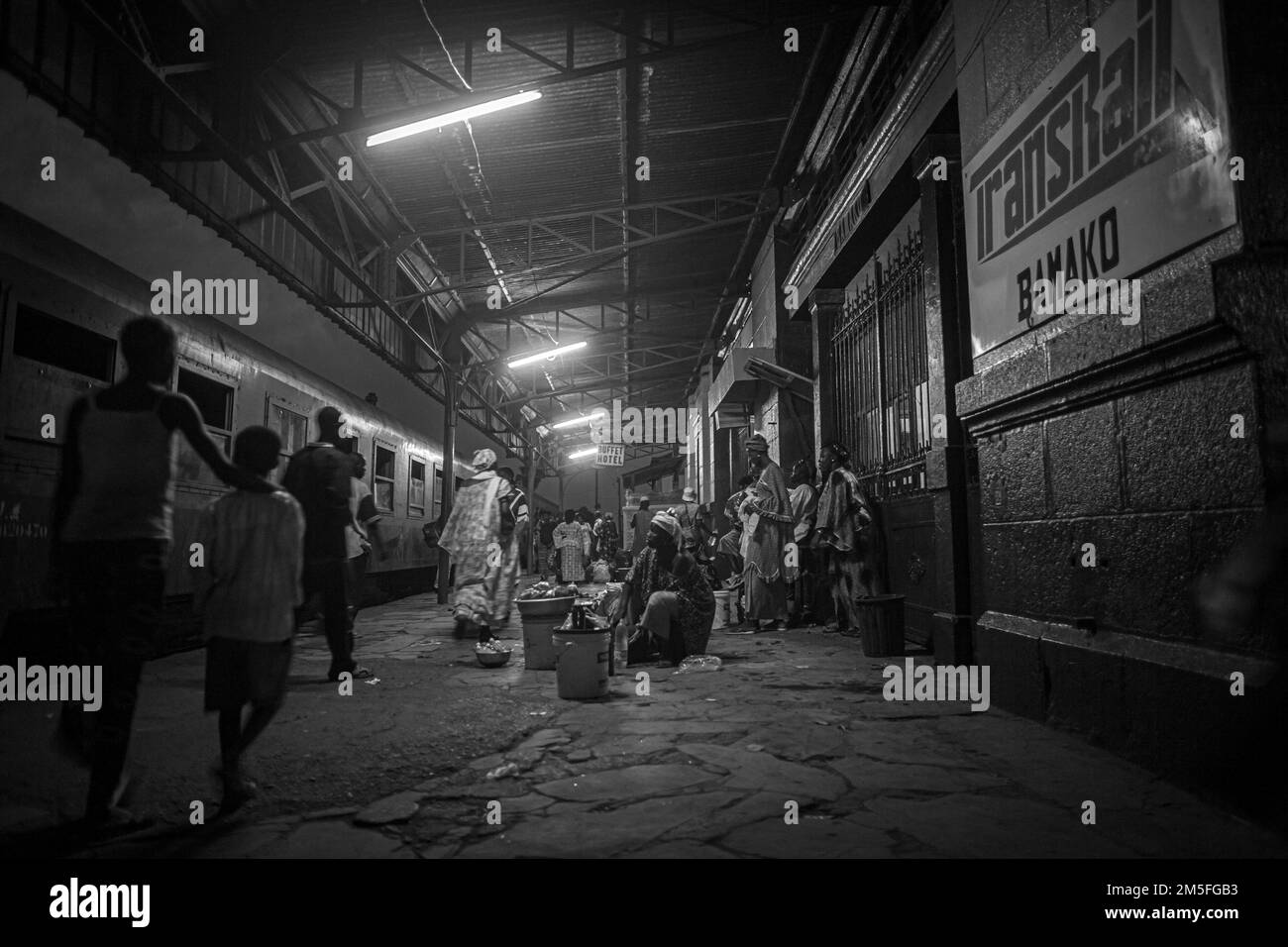 Bahnhof mit Passagieren in Bamako, Mali, Westafrika Stockfoto