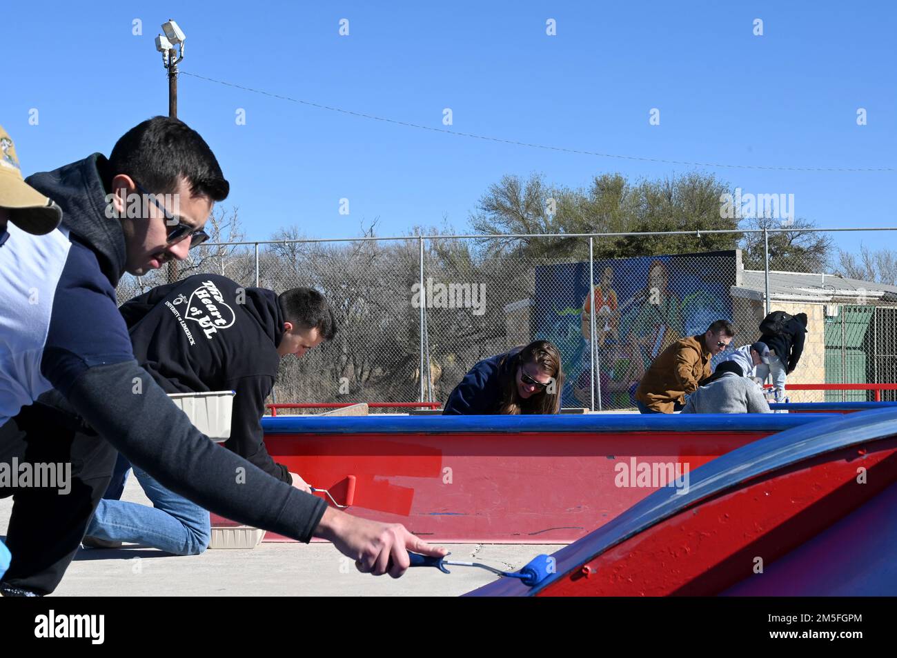 Studentenpiloten der 47. Studentenstaffel auf dem Luftwaffenstützpunkt Laughlin, Texas, streichen die Skatepark-Strukturen des Amphitheatre in Del Rio, Texas, während des „STUS Serve Day“ am 12. März 2022 neu. DER STUS Serve Day widmet sich der Aufgabe, Del Rio und der lokalen Gemeinschaft etwas zurückzugeben und Laughlins Wertschätzung für ihre Unterstützung zu demonstrieren. Stockfoto