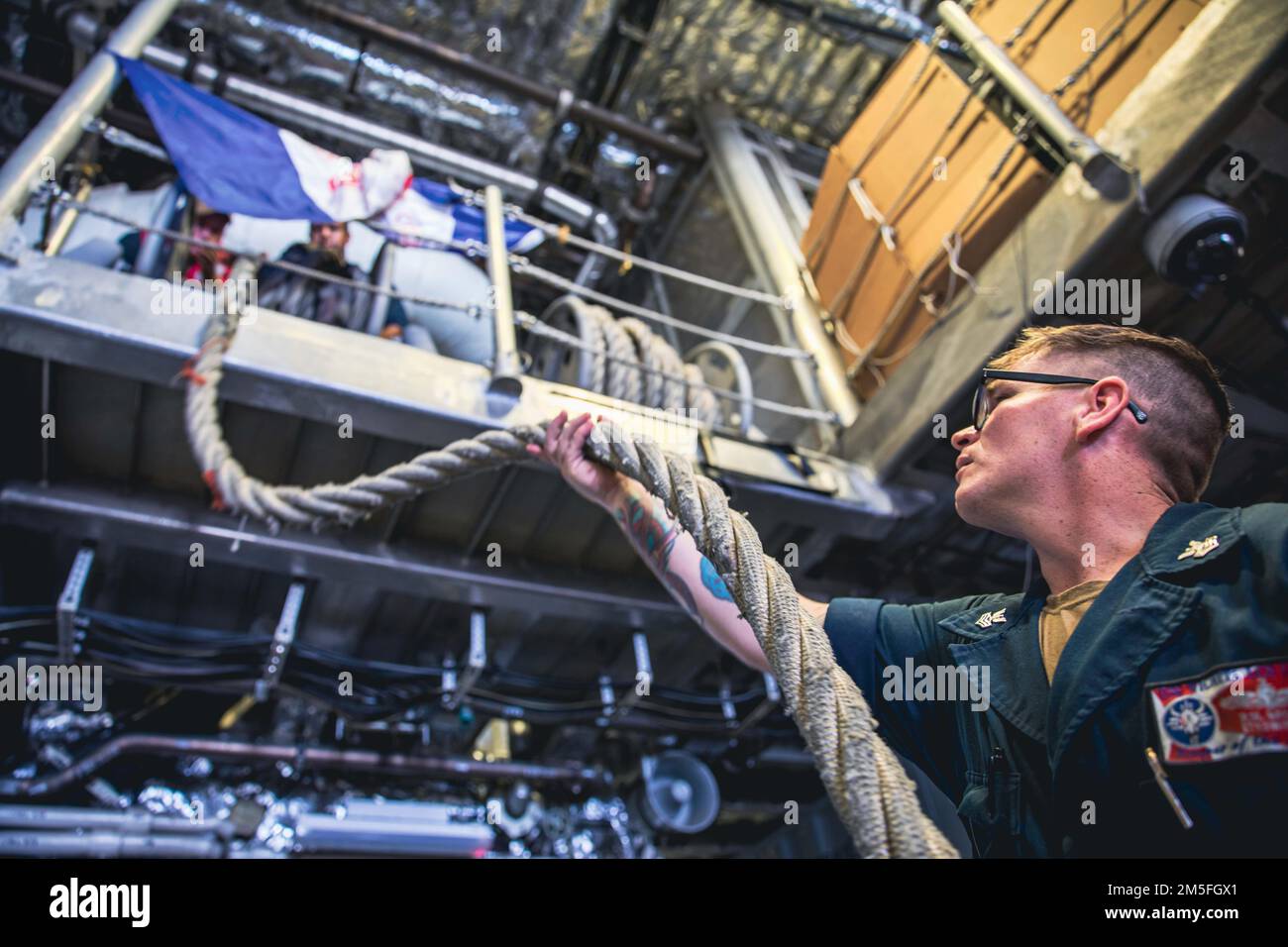 220312-N-GF955-1065 WILLEMSTAD, Curacao - (12. März 2022) -- Electronics Technician 1. Klasse Ryan Brown zugewiesen an das Freiheitsvariante littorale Kampfschiff USS Billings (LCS 15) verlegt eine Leine, wenn das Schiff von Willemstad, Curacao ablegt, 12. März 2022. Billings wird in das US-Flottengebiet 4. entsandt, um die Mission der Joint Interagency Task Force South zu unterstützen, zu der auch Missionen zur Bekämpfung des illegalen Drogenhandels in der Karibik und im östlichen Pazifik gehören. Stockfoto