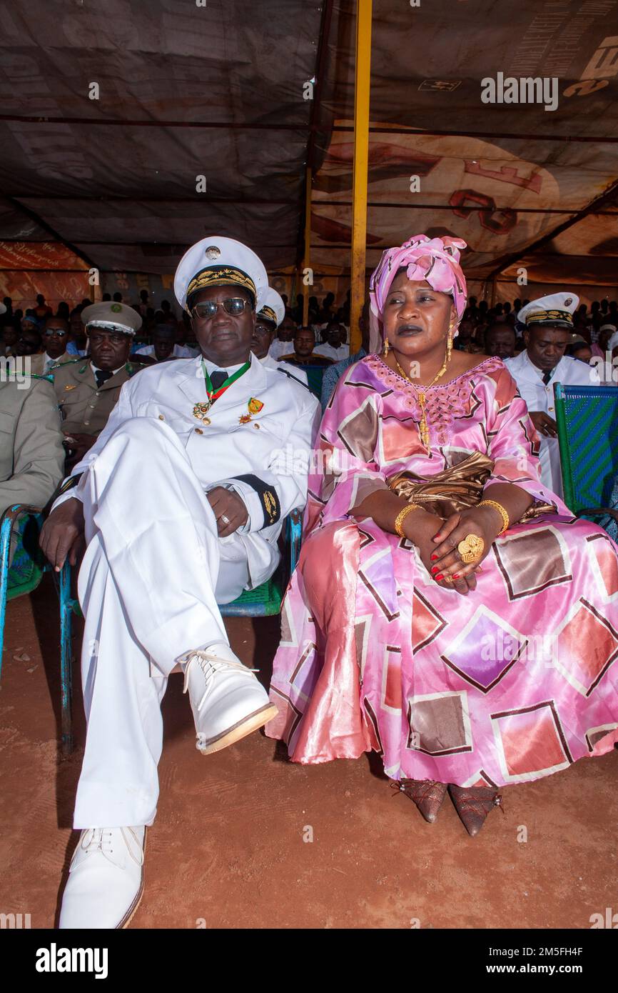 Malian Army Chief mit seiner Frau, gekleidet in pompöser Sikasso-Gegend, Mali, Afrika Stockfoto