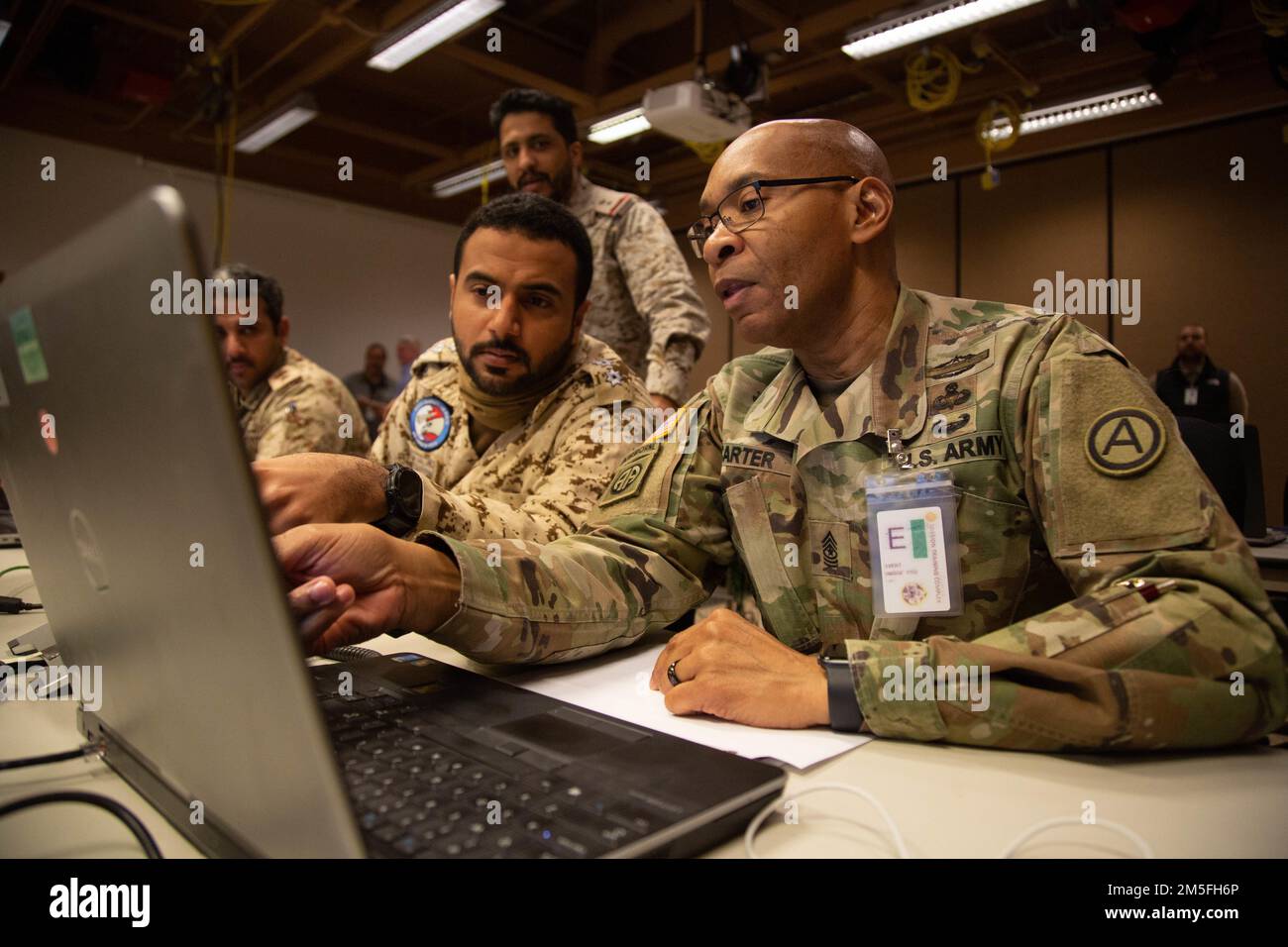 USA Sergeant Major Marcus Carter, der U.S. zugeteilt Army Central (ARCENT), Right, und Captain Mohamed Alsebaiei, ein Offizier der Royal Bahraini Air Force, Left, arbeiten zusammen an einem Situations-Update während Scenario Exercise Eagle Resolve 22 in Fort Carson, Colorado, 12. März 2022. Die Übung bietet den Teilnehmern die Möglichkeit, die Interoperabilität zwischen den Partnerländern im Bereich der Zivilbevölkerung und der Infrastrukturverteidigung zu entwickeln. Stockfoto