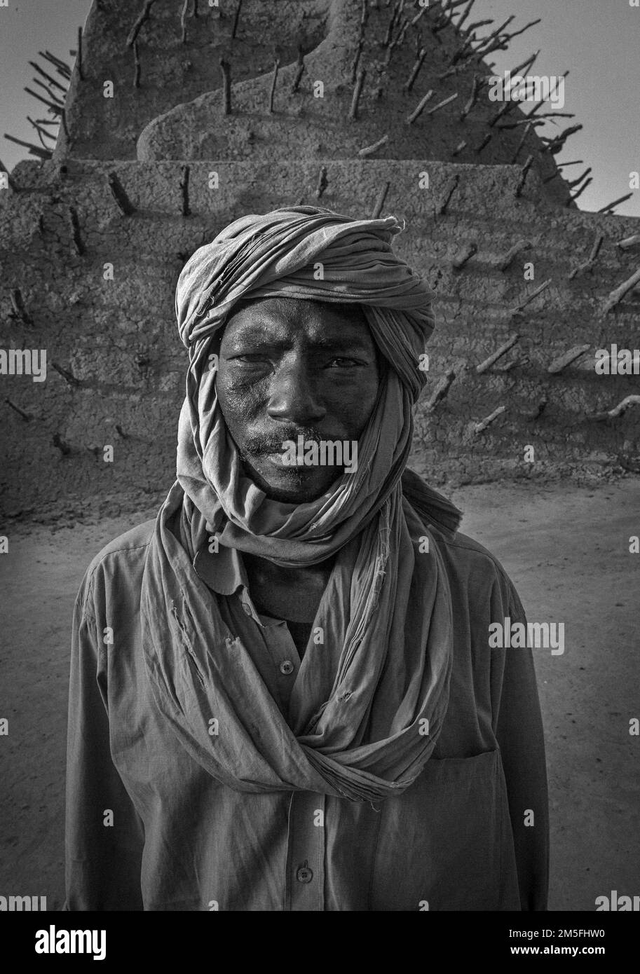 Afrikanischer Mann mit Turban vor dem Grab von Askia in Gao, Mali Stockfoto