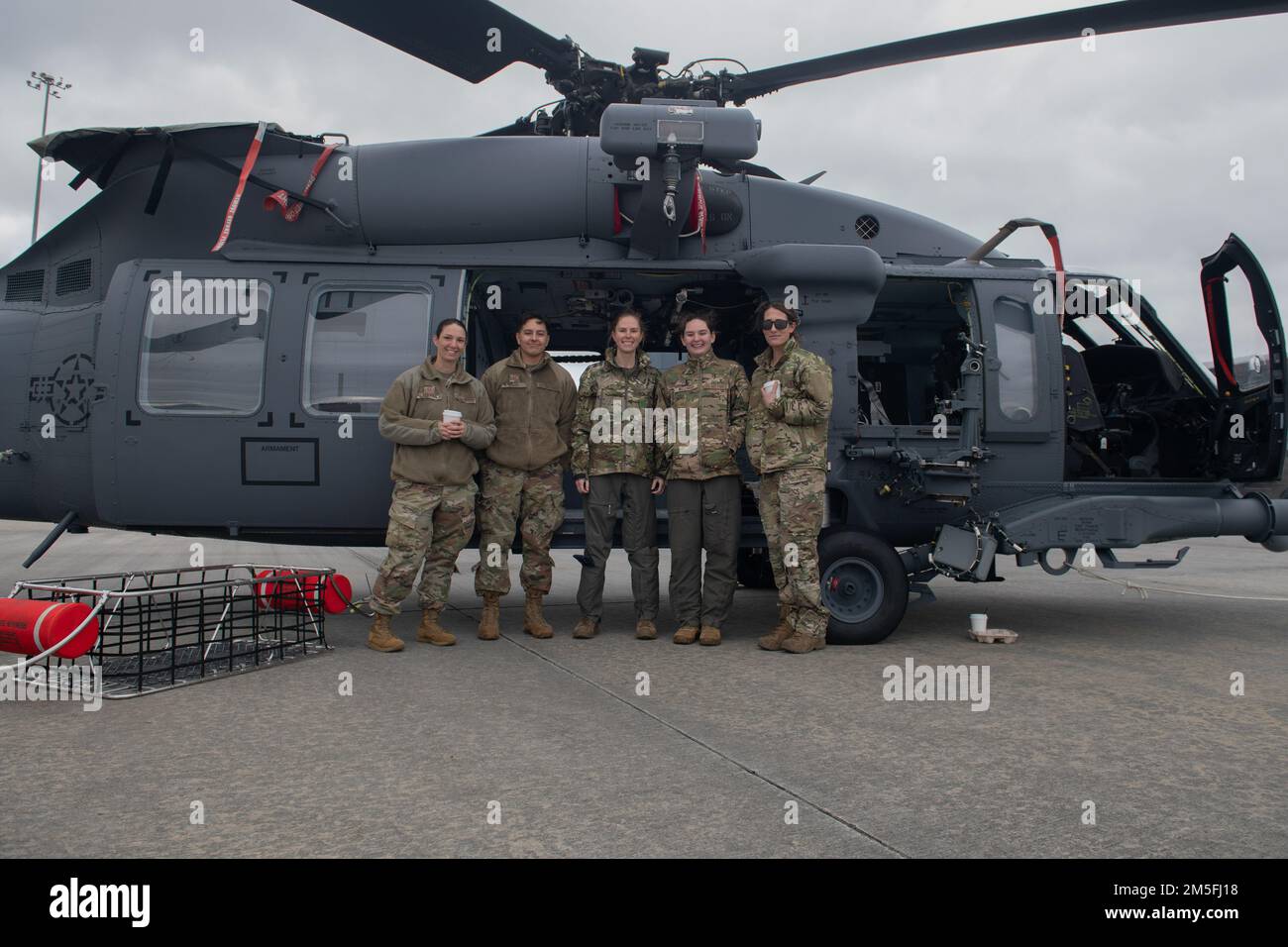 USA Air Force Airmen, die der 347. Rescue Group zugeteilt wurden, posieren für ein Foto vor einer HH-60W Jolly Green II. Während der Jugendoffensive am Luftwaffenstützpunkt Moody, Georgia, 12. März 2022. Die Jugend-Offene-Haus-Veranstaltung gipfelte die Women in Aviation Week und sollte eine jüngere Generation mit Airmen verbinden und sie zu Karrieren in der Luftfahrt inspirieren, die zu einer vielfältigeren und effektiveren Air Force in der Zukunft führen. Stockfoto